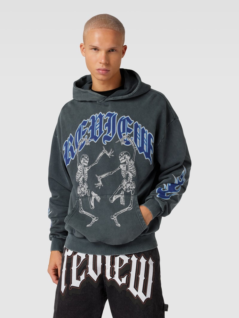 Hoodie mit Motiv-Print und Känguru-Tasche in schwarz