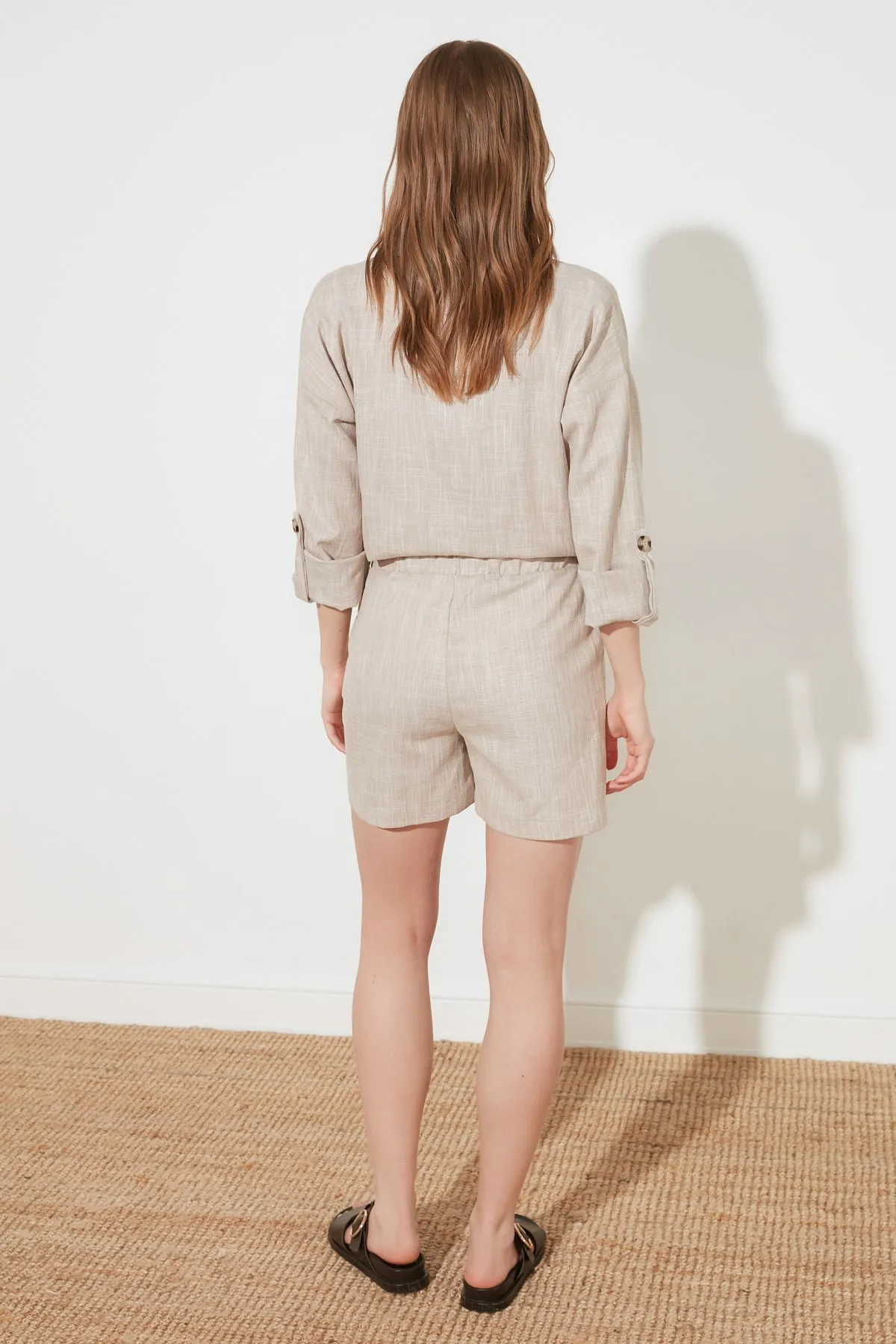 Trendyol Collection  Verstellbare, gewebte Shorts in Leinenoptik in Stone-Taille TWOSS21SR0191