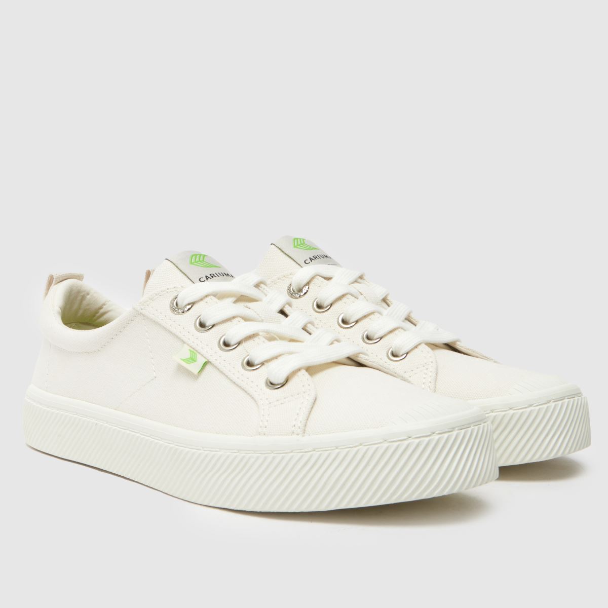 CARIUMA – Oca låga sneakers i benvitt