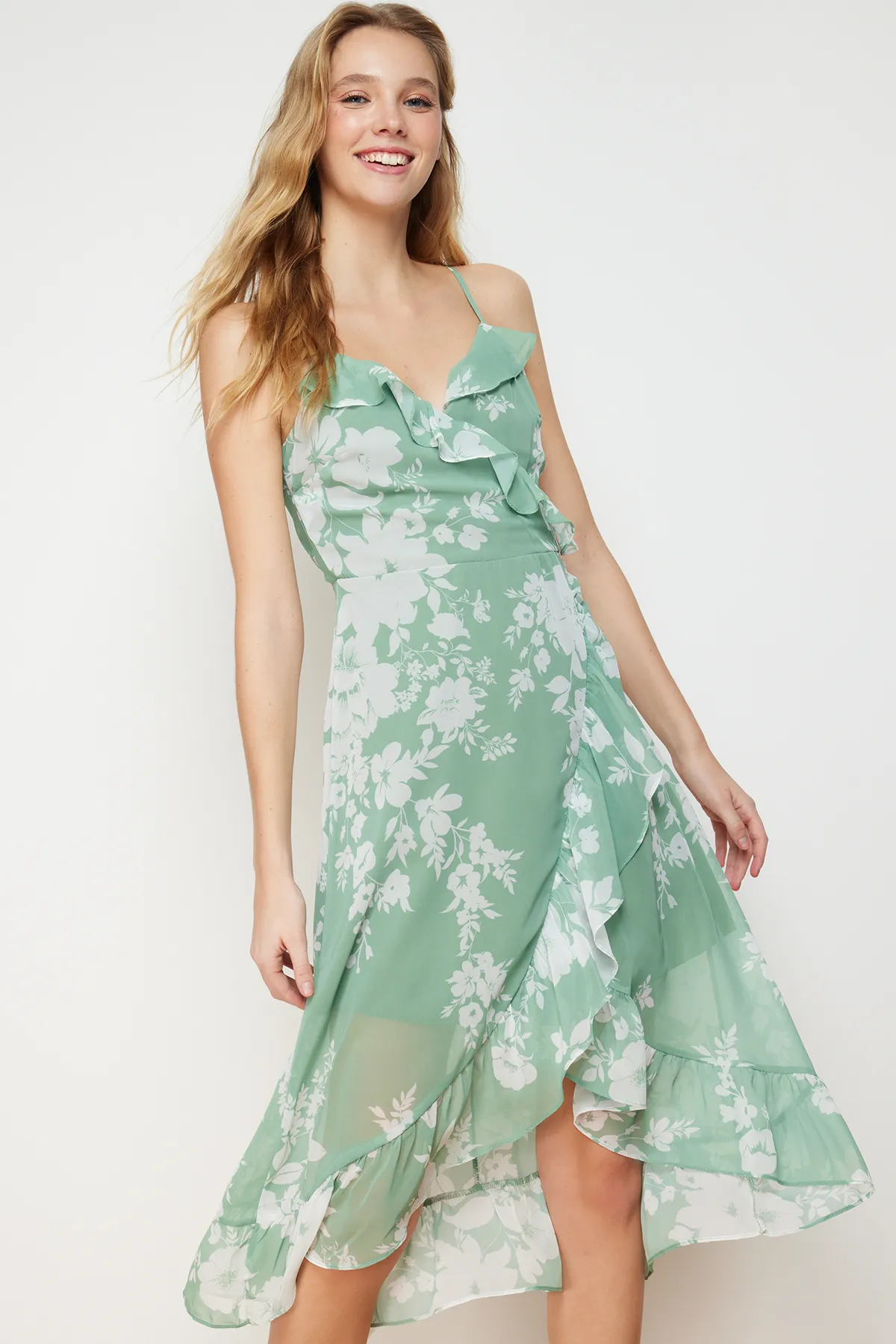 Trendyol Collection  Grünes, zweireihiges, gerüschtes, detailliertes Träger-Midikleid mit Chiffon-Futter und Webstoff TWOSS19EL0375