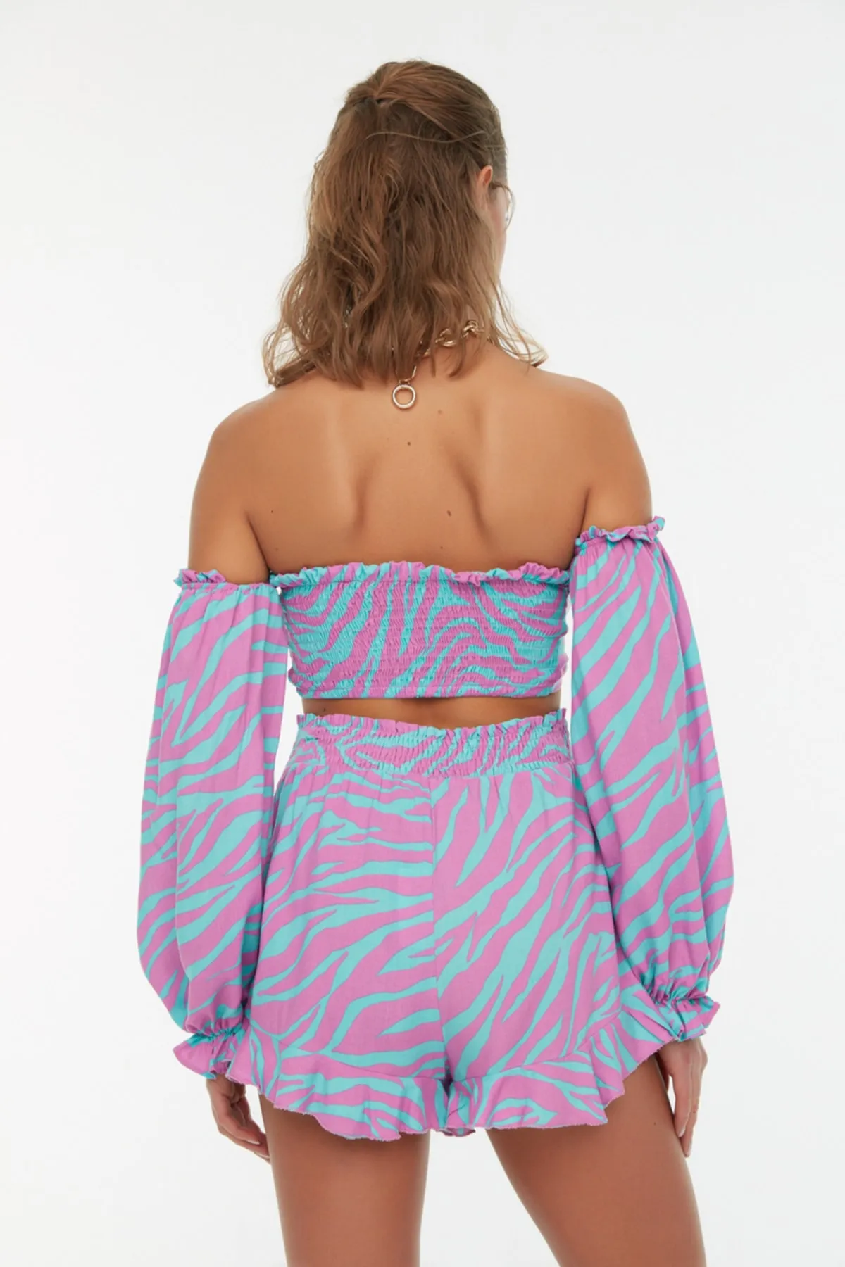Trendyol Collection  Set aus gewebter Bluse und Shorts mit Tiermuster und Bindeband TBESS22AU0016