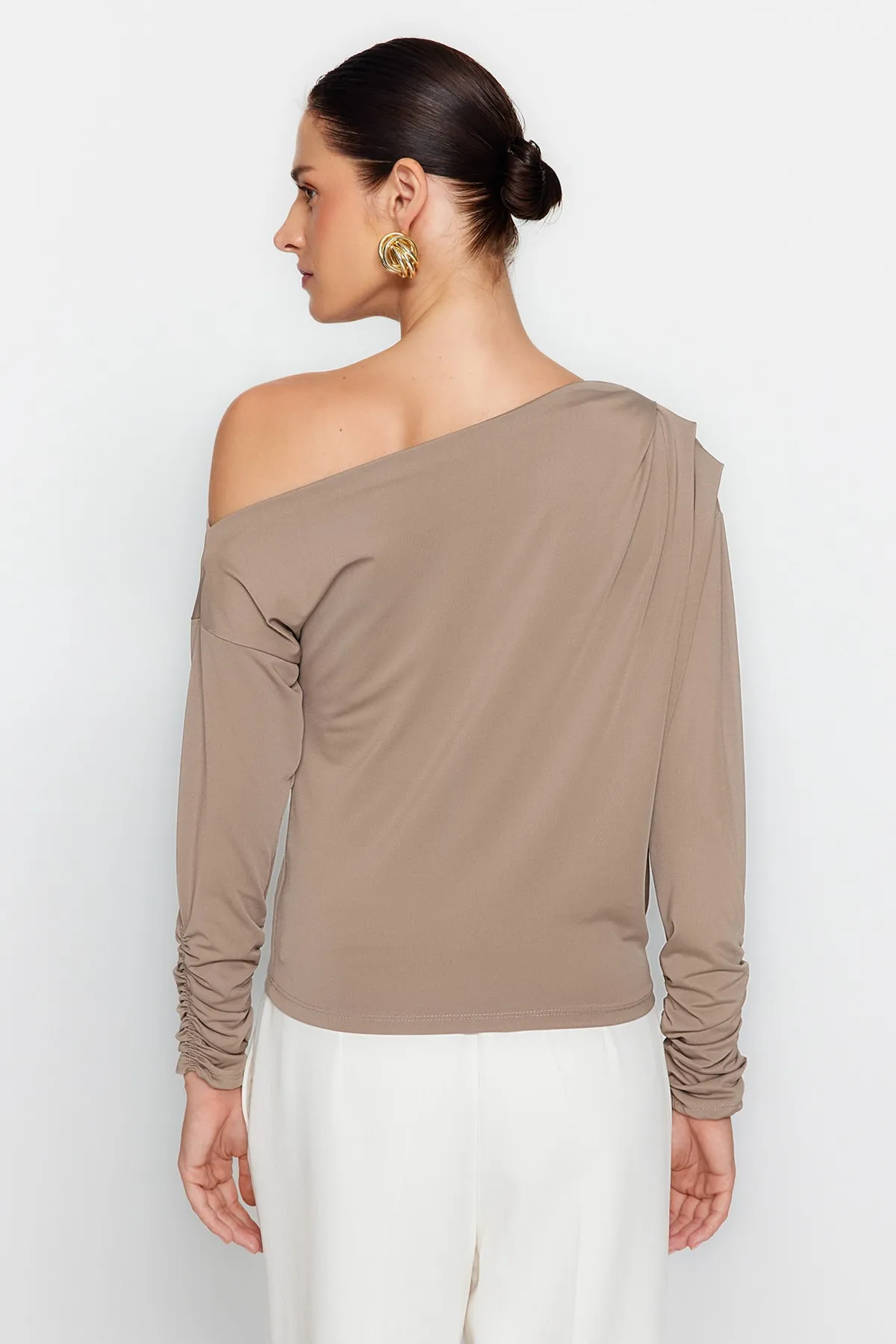 Trendyol Collection  Fließende, dehnbare Strickbluse mit asymmetrischem Kragen in Nerzfarben TWOAW21BZ1383