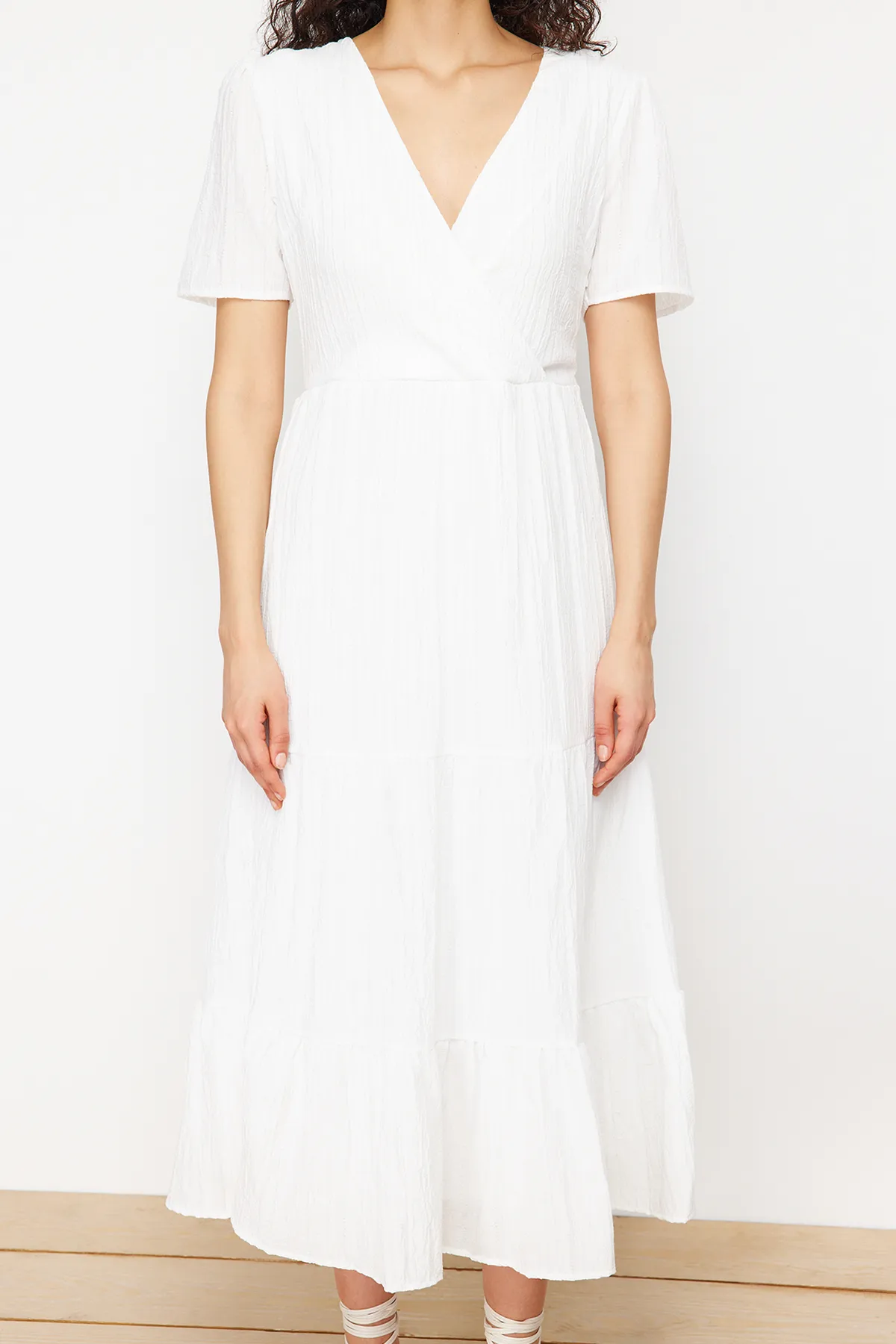 Trendyol Collection  Ecrufarbenes Maxi-Gewebekleid mit Rock und Taillenöffnung, zweireihigem Kragen und Futter TWOSS24EL00693