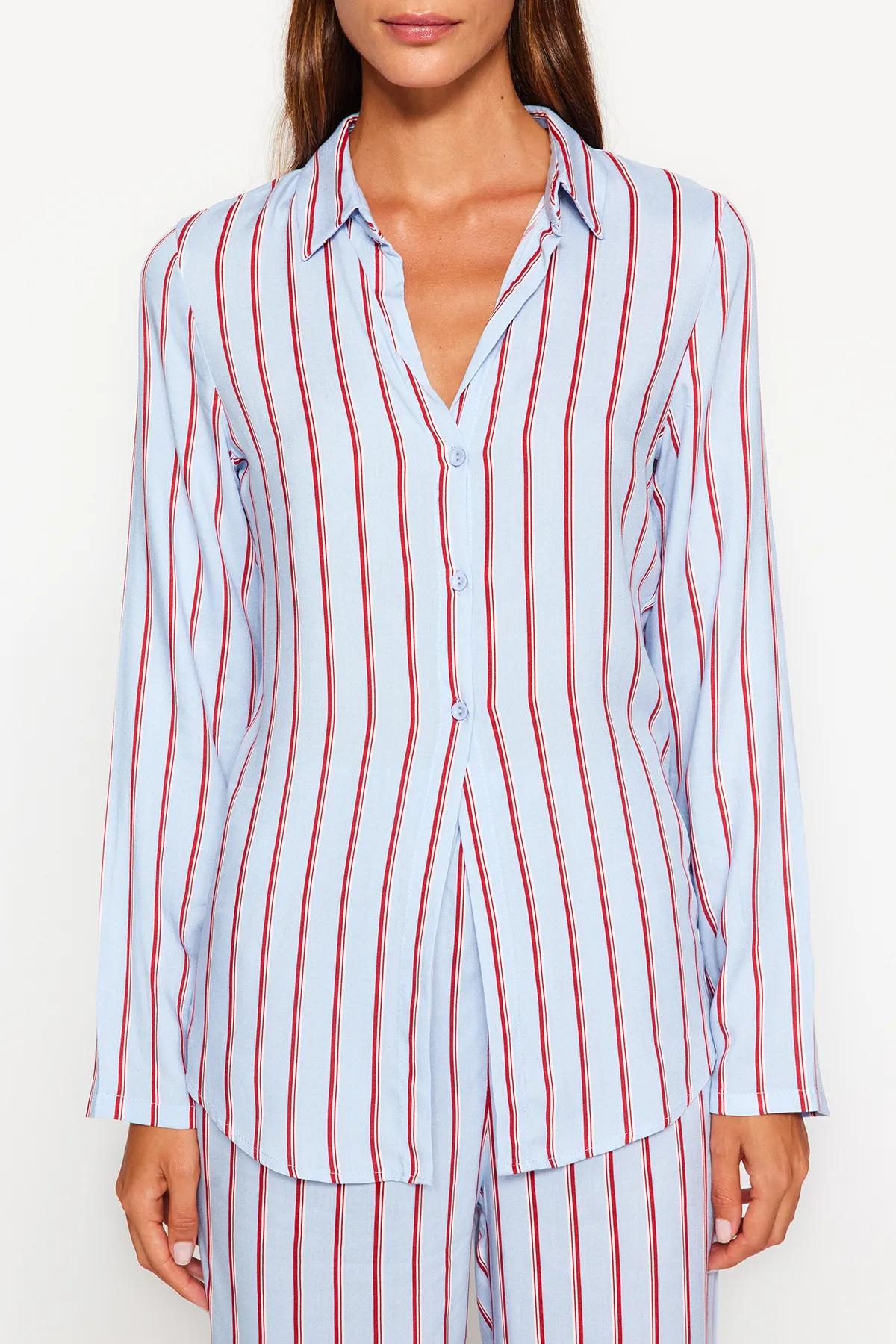 Trendyol Collection  Blau gestreiftes Pyjama-Set aus Viskose-Hemd und -Hose mit Schlitzdetail THMAW23PT00158