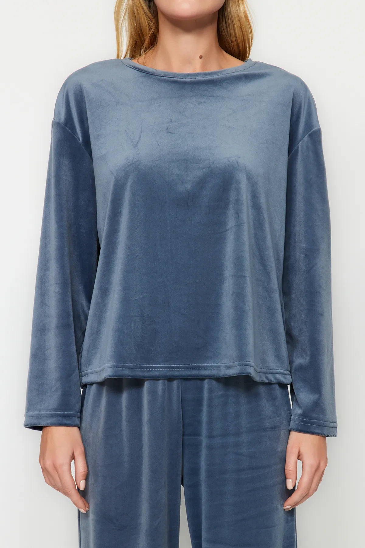 Trendyol Collection  Blaues, weiches T-Shirt-Capri-Pyjama-Set aus Samt THMAW24PT00165