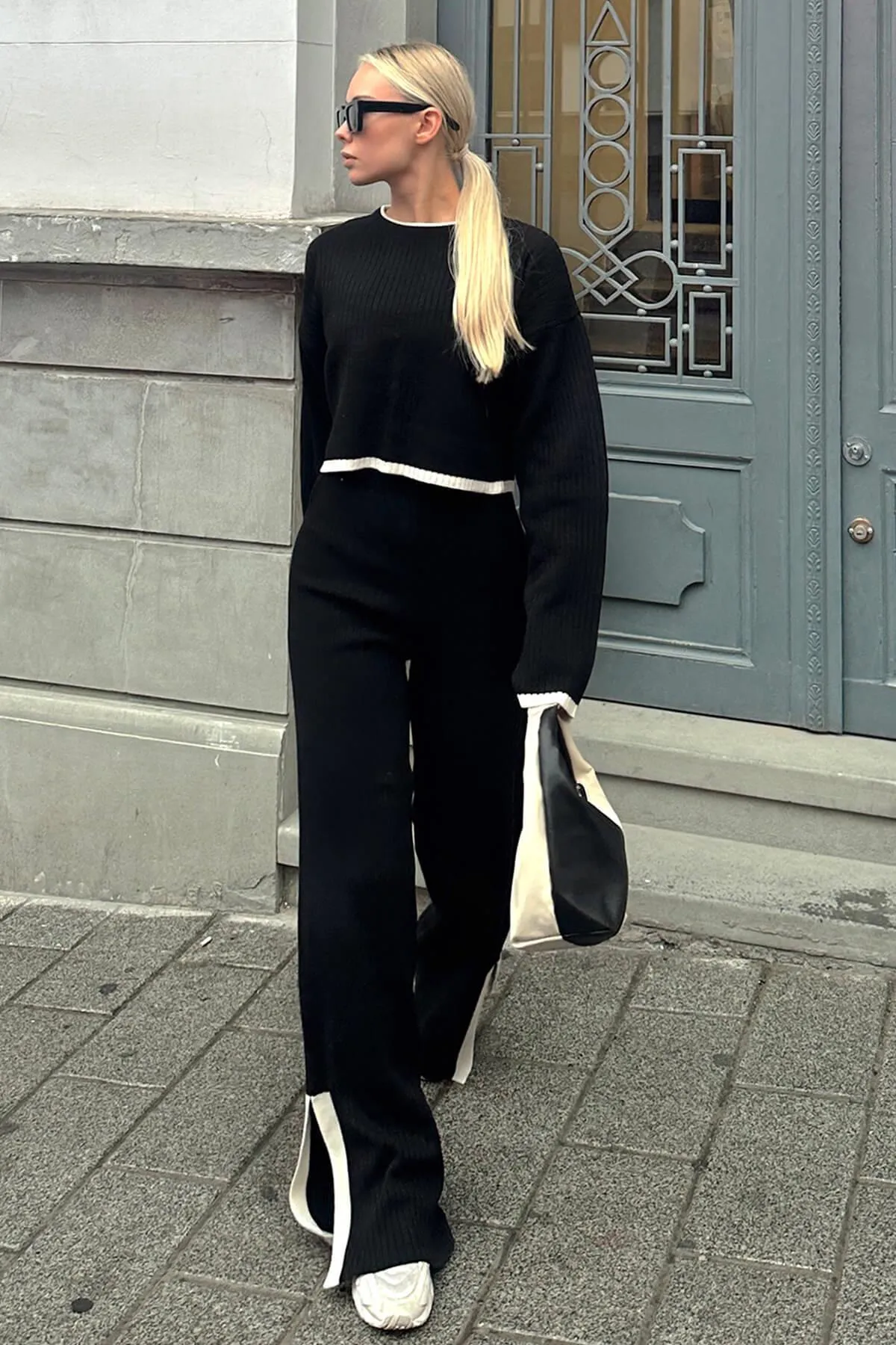 Swist  Schwarzes, interstitielles, gestreiftes, geschlitztes Strick-Crop-Hose-Strickwaren-Bottom-Top-Set für Damen
