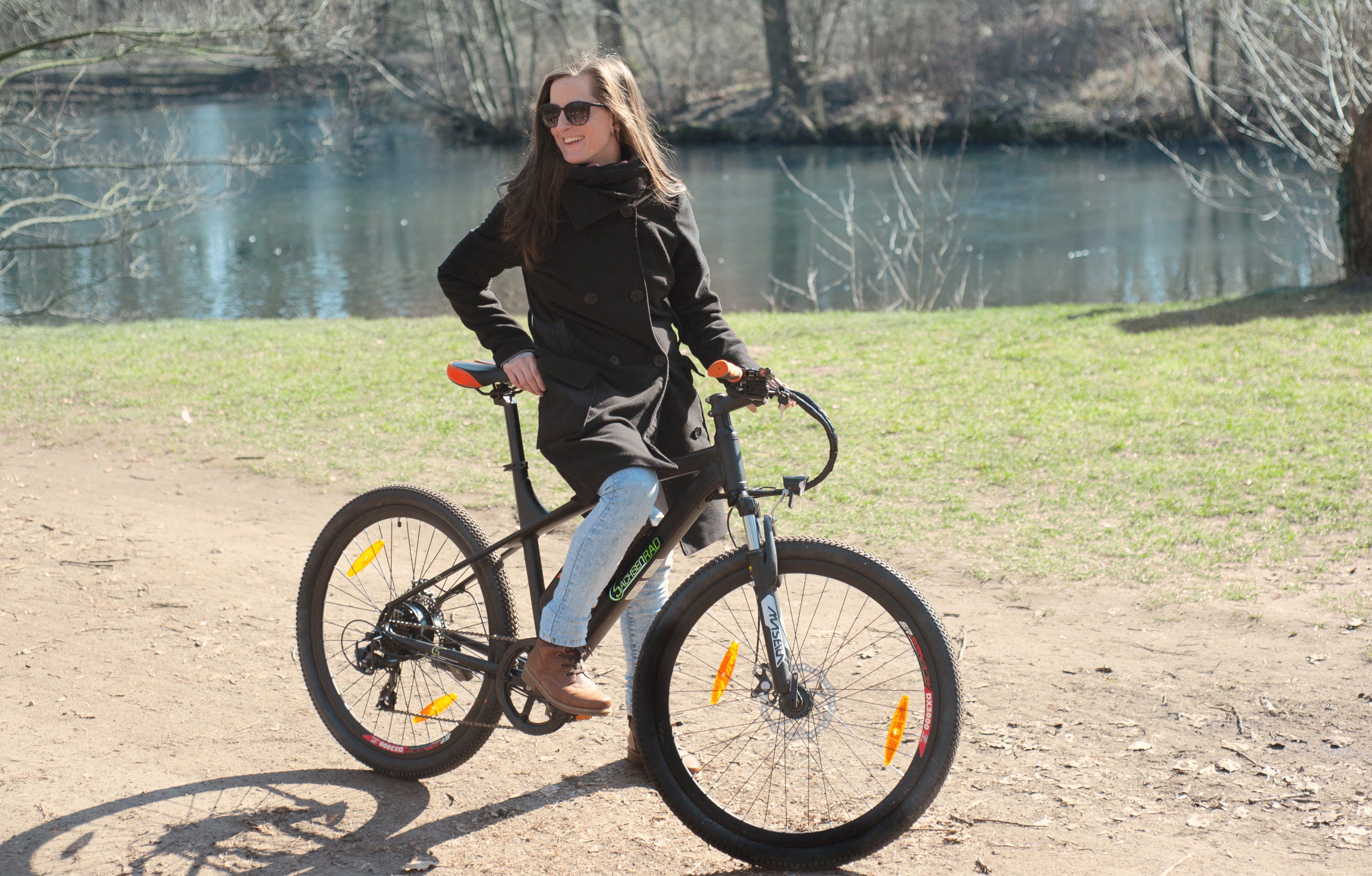 SachsenRAD E-Bike R6 Neo II Hybrid E-Bike 27,5 Zoll bis 150 KM Reichweite im ECO Modus, 7 Gang Shimano SHIMANO 7SP TOURNEY TY300 Schaltwerk, Kettenschaltung, Hinterradmotor, 500 Wh Akku, (1 Stück), der Akku ist leicht entnehmbar und abschließbar