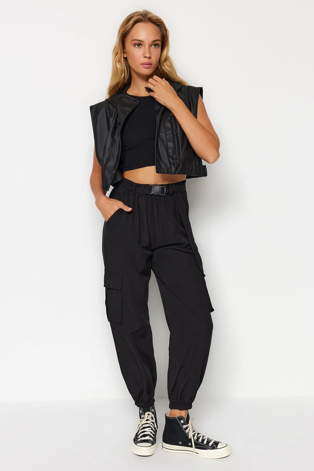 Trendyol Collection  Schwarze gewebte Hose mit Cargotaschen TWOAW24PL00293
