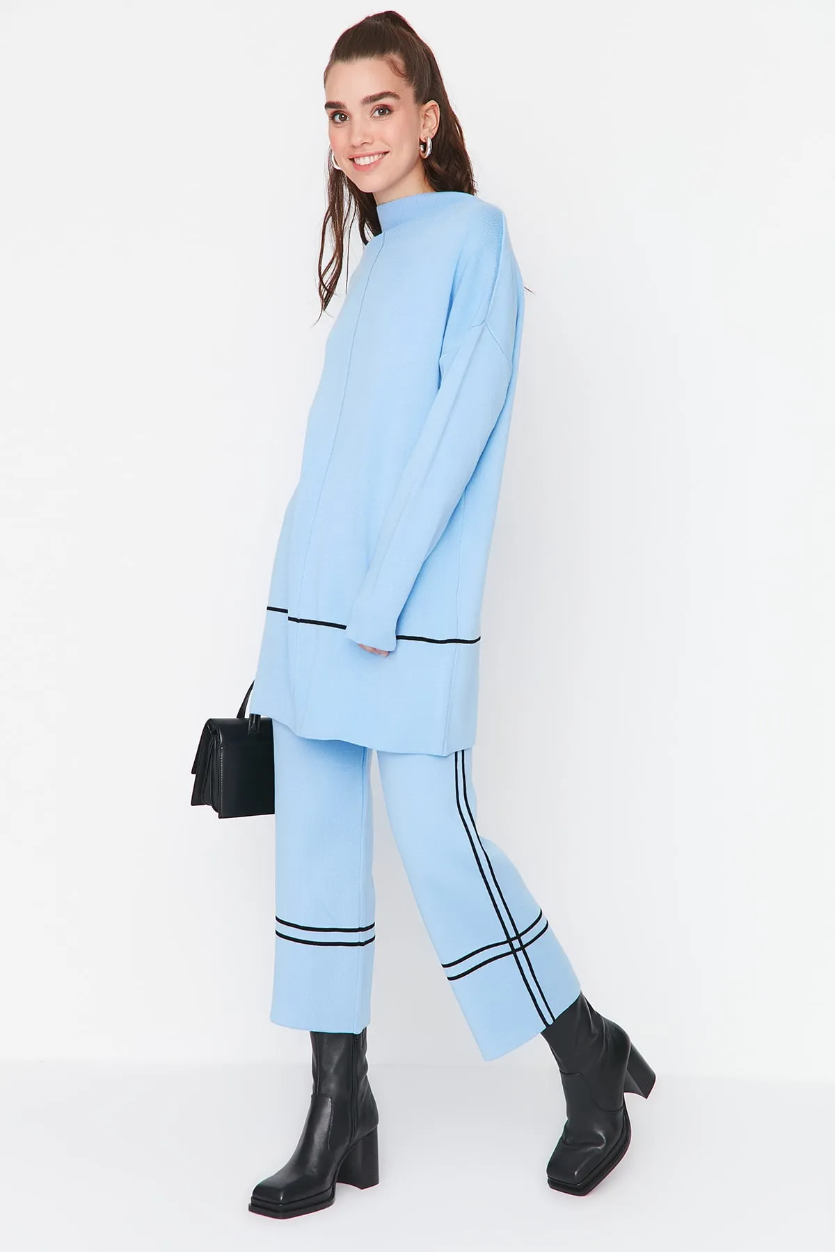 Trendyol Modest  Blaues Strickset mit halbem Rollkragen und Streifendetail, Pullover und Hose TCTAW23US00018
