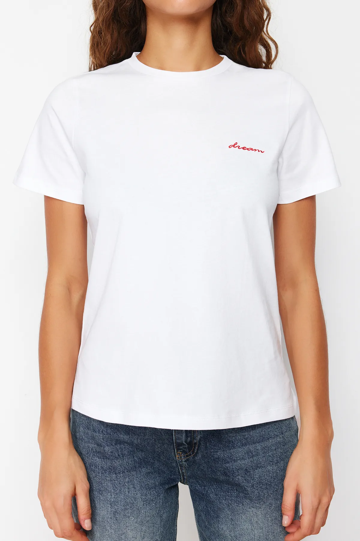 Trendyol Collection  Weißes Strick-T-Shirt mit Slogan-Stickerei, 100 % Baumwolle, Regular Fit TWOSS24TS00097