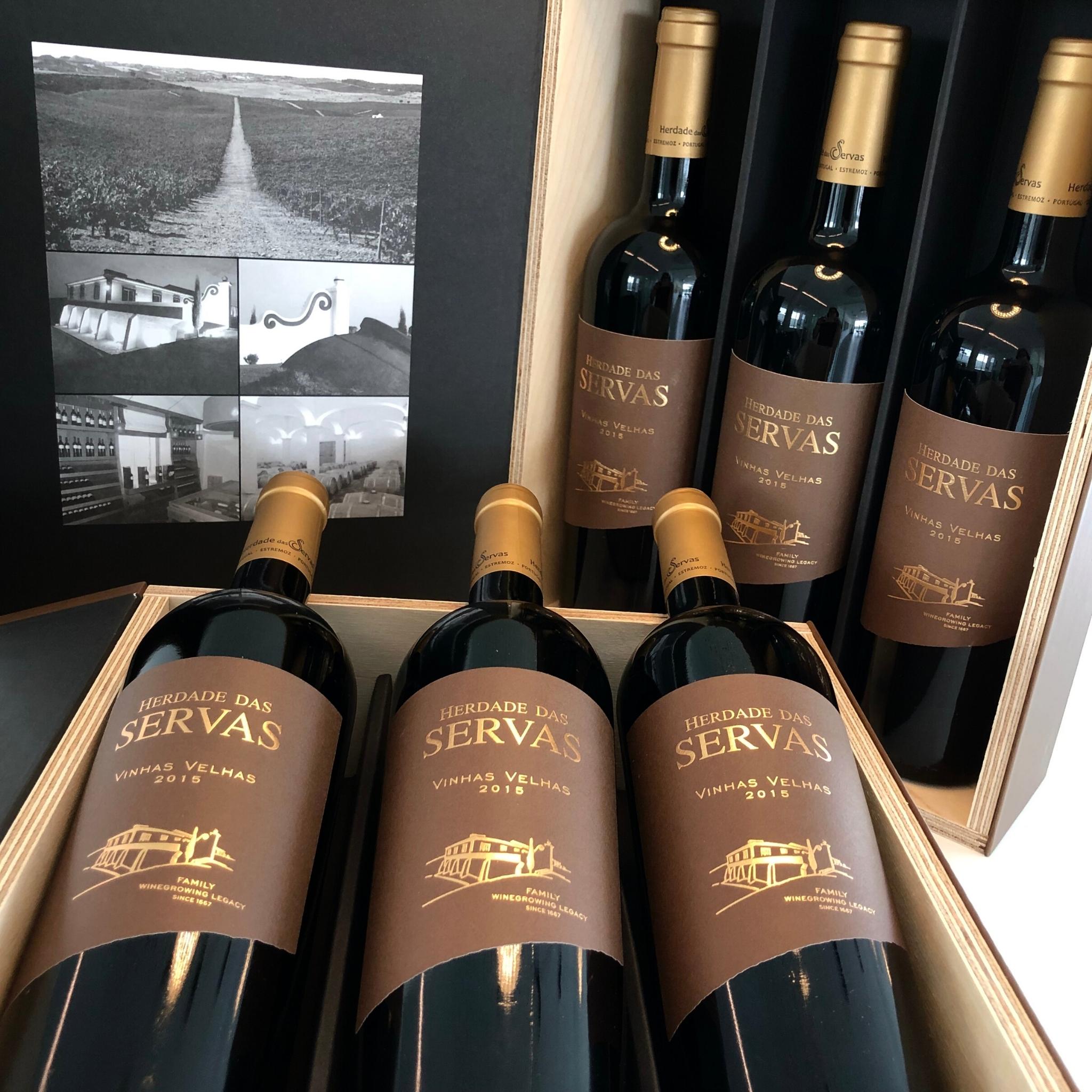 HERDADE DAS SERVAS VINHAS VELHAS ROTWEIN 2017  (3er-Set mit edler Weinkiste)