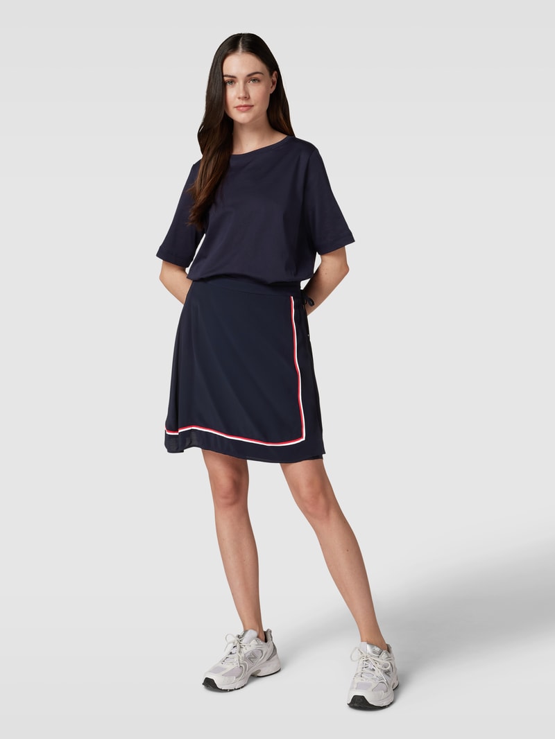 Minirock mit Label-Details Modell 'CREPE' in marineblau