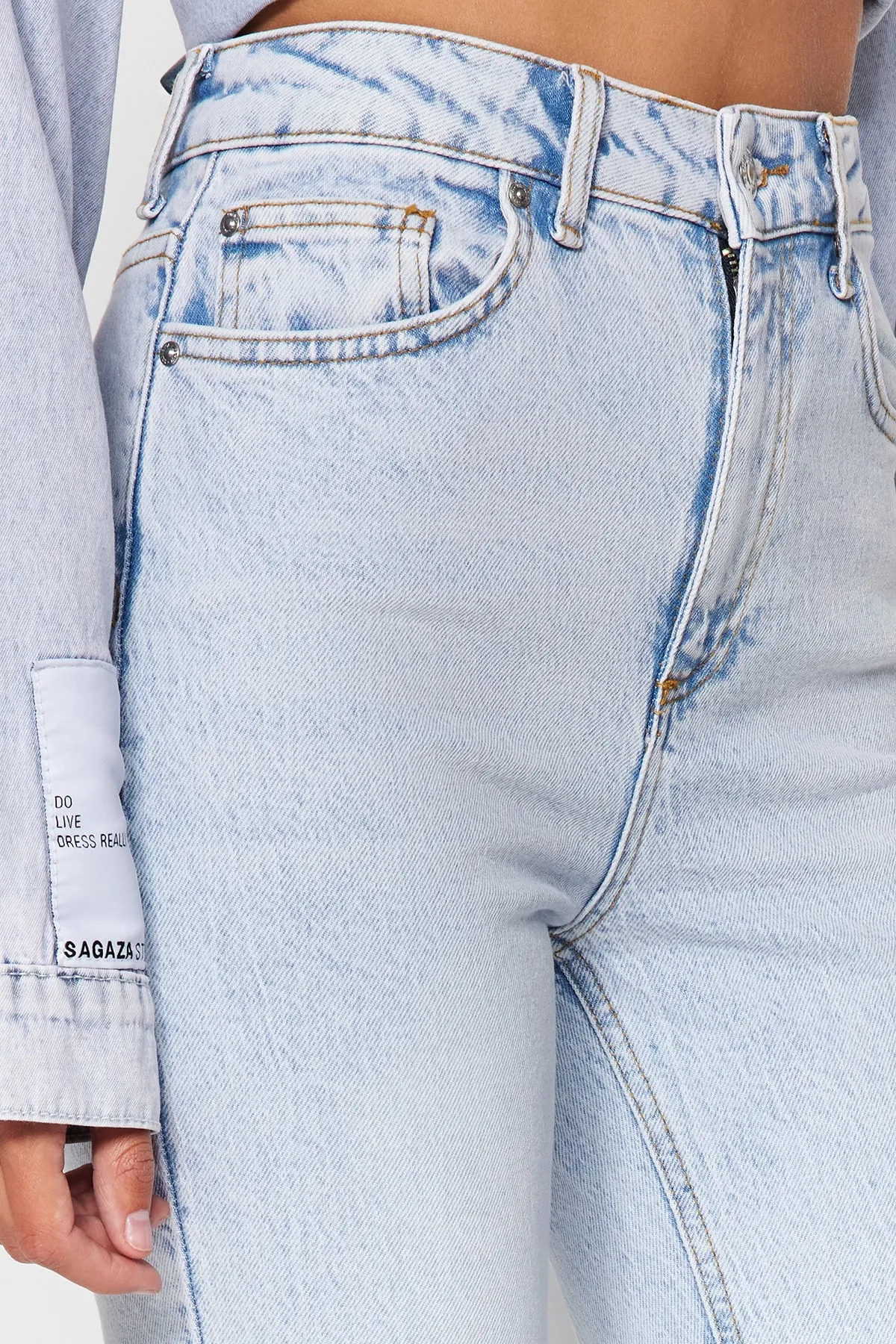 Trendyol Collection  Hellblaue Schlagjeans mit hoher Taille TWOAW23JE00657