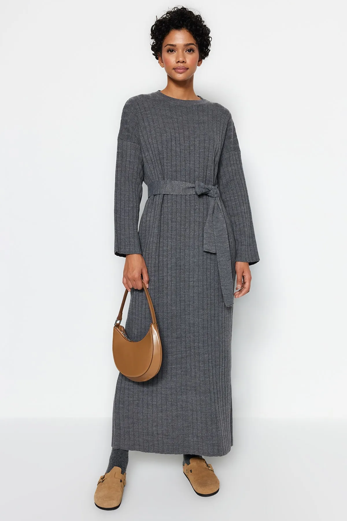 Trendyol Modest  Anthrazitfarbener, ungefütterter, schlichter Strick mit Gürtel TCTAW24EB00008