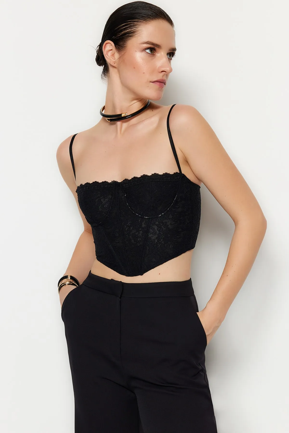 Trendyol Collection  Schwarzes, bauchfreies, gefüttertes Korsett mit detailliertem Spitzen-Bustier TPRAW23BS00062