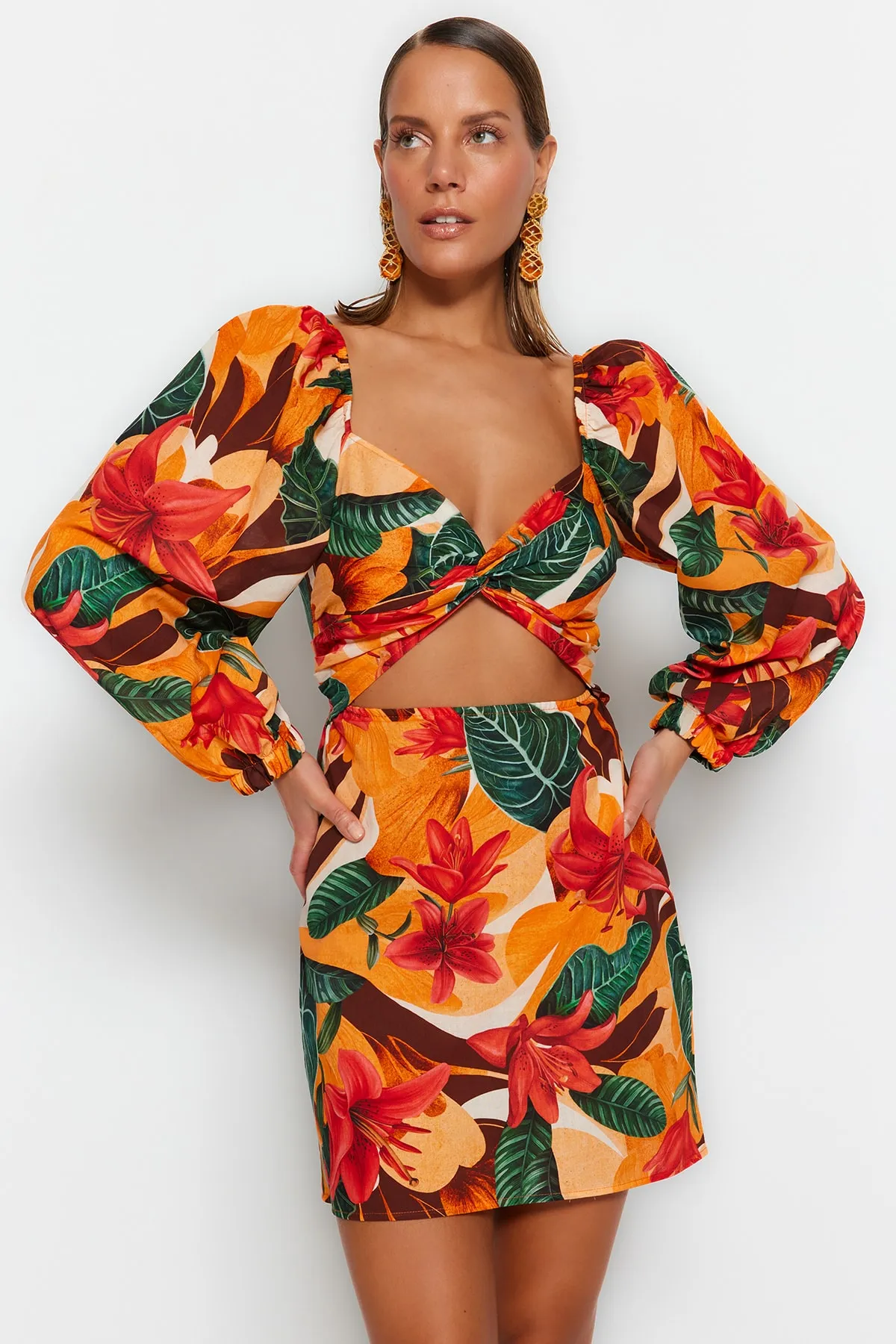 Trendyol Collection  Tropisch gemustertes, figurbetontes, gewebtes Mini-Strandkleid aus 100 % Baumwolle mit Ausschnitt/Fenster TBESS23EL00175
