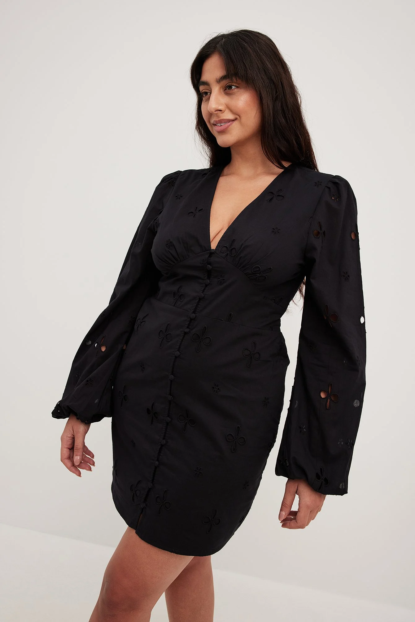 Minikleid mit Broderie-Anglaise-Ballonärmeln