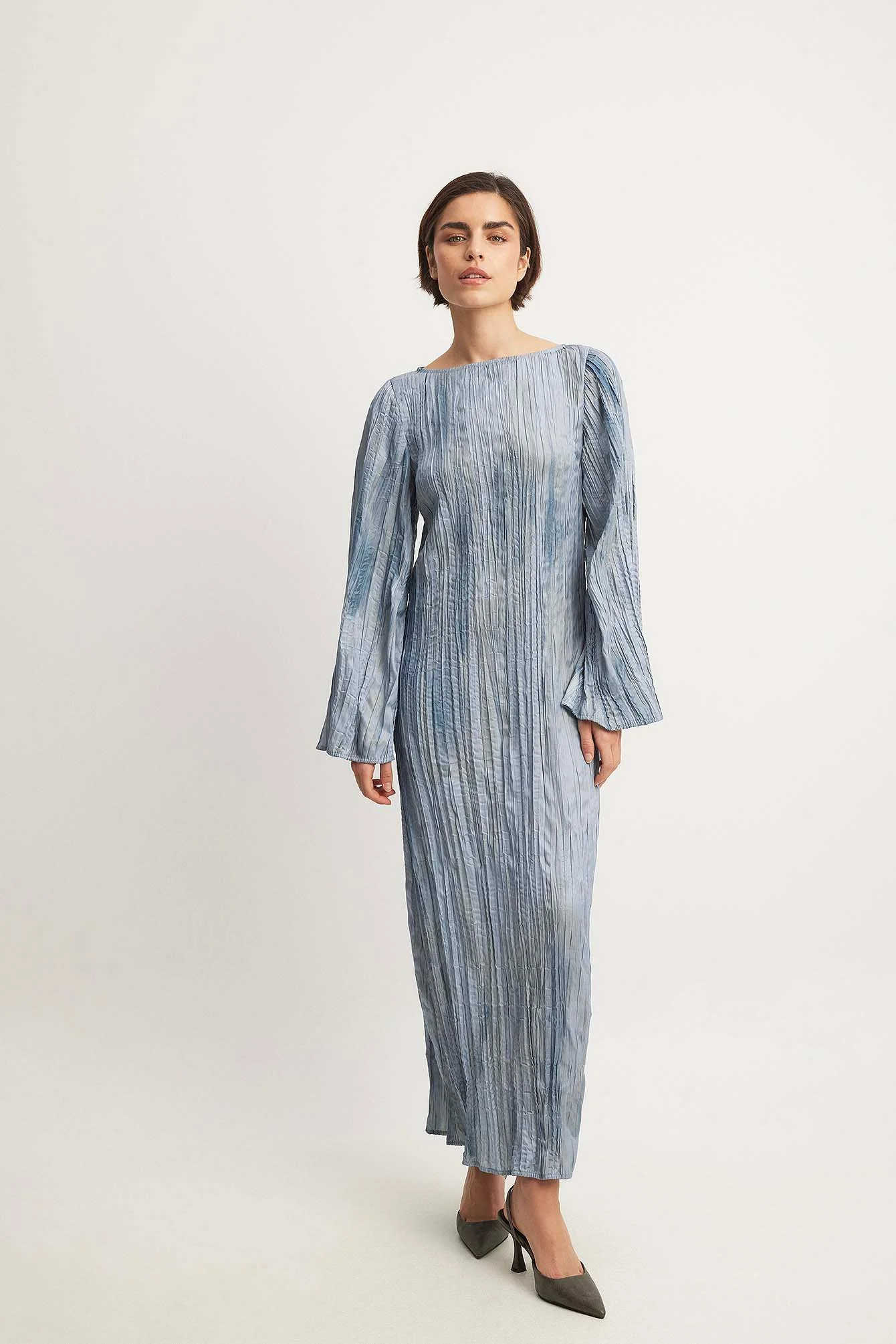 Maxikleid in Knitteroptik mit langen Ärmeln und offenem Rücken