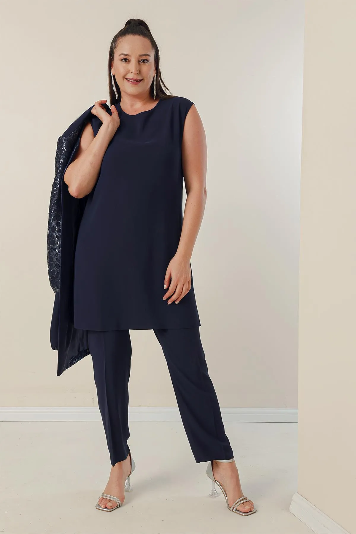 By Saygı  Kreppbluse mit Seitenschlitzen, Ärmeln und paillettengefütterter Jacke und Hose, 3-teiliges Set in Übergröße