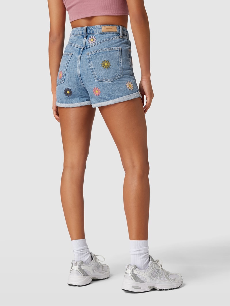 Jeansshorts mit floralem Stitching in hellblau