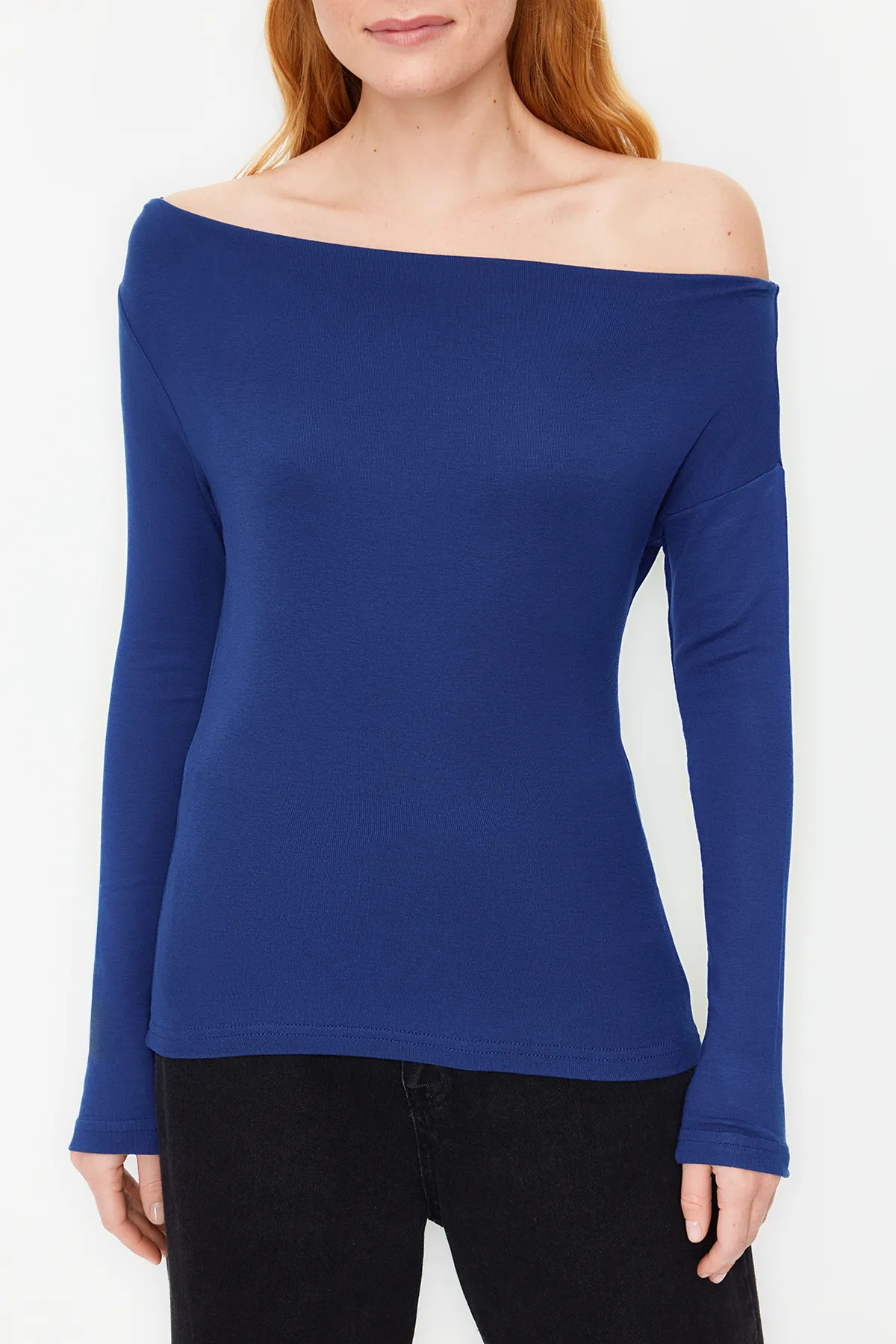 Trendyol Collection  Hellblaue, hochwertige, weiche Strickbluse mit U-Boot-Ausschnitt und taillierter Passform TWOAW24BZ00227