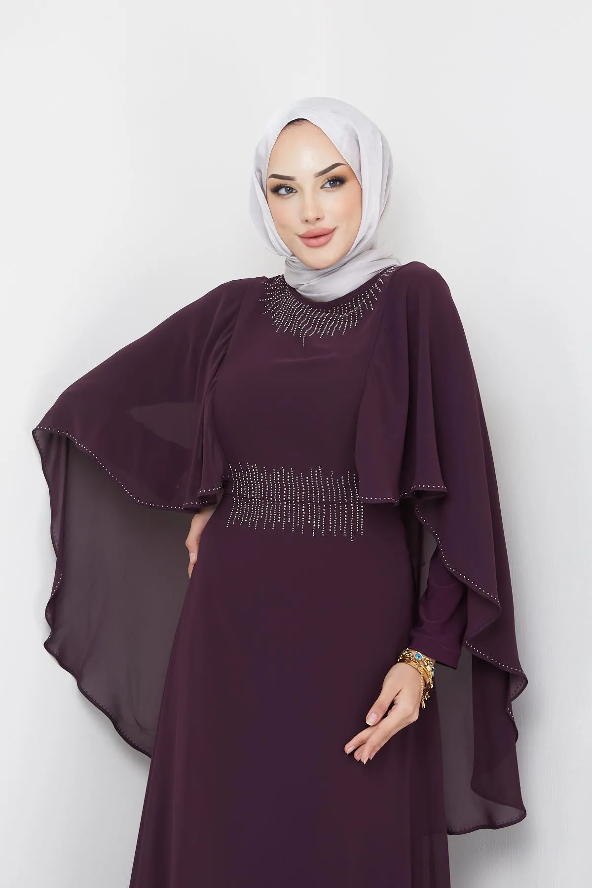 Olcay  Stein- und Cape-detailliertes Chiffon-Hijab-Abendkleid DAM 1650