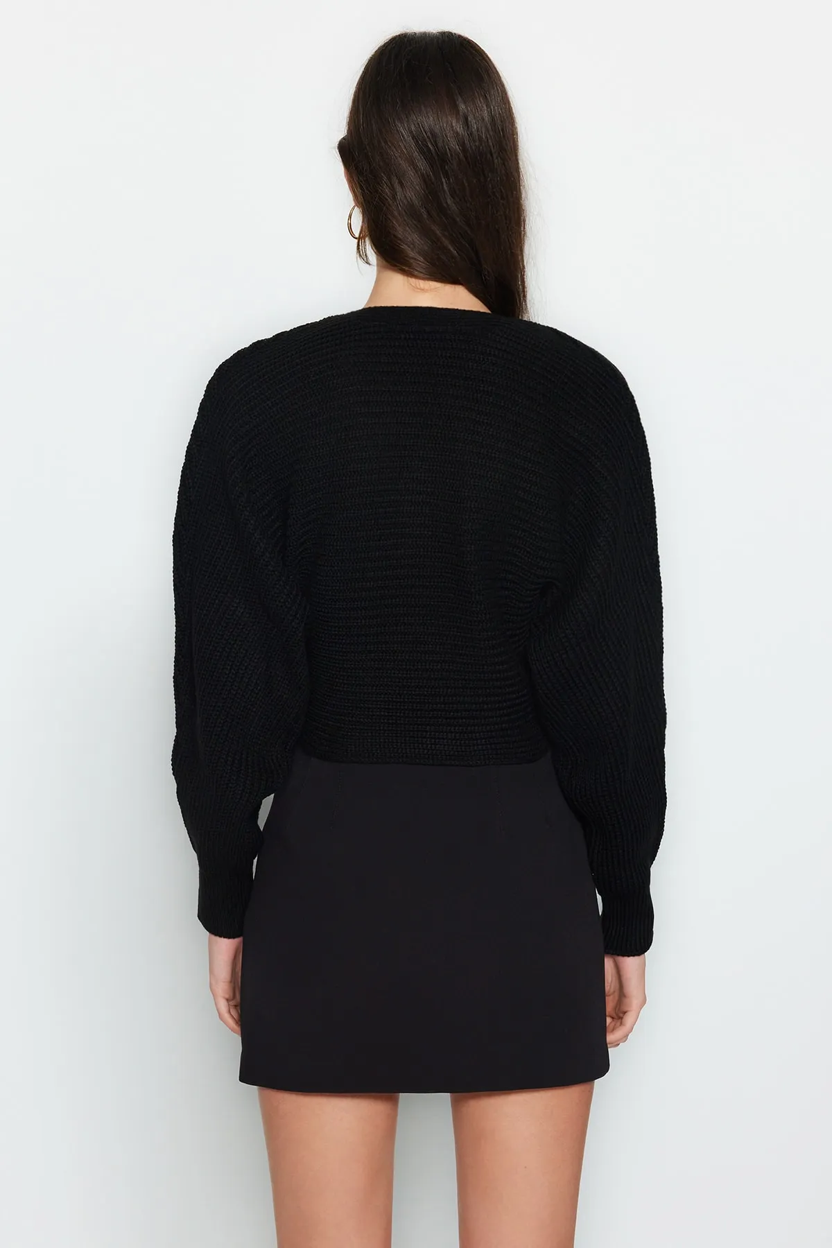 Trendyol Collection  Schwarzer Strickpullover mit V-Ausschnitt TWOAW24KZ00865