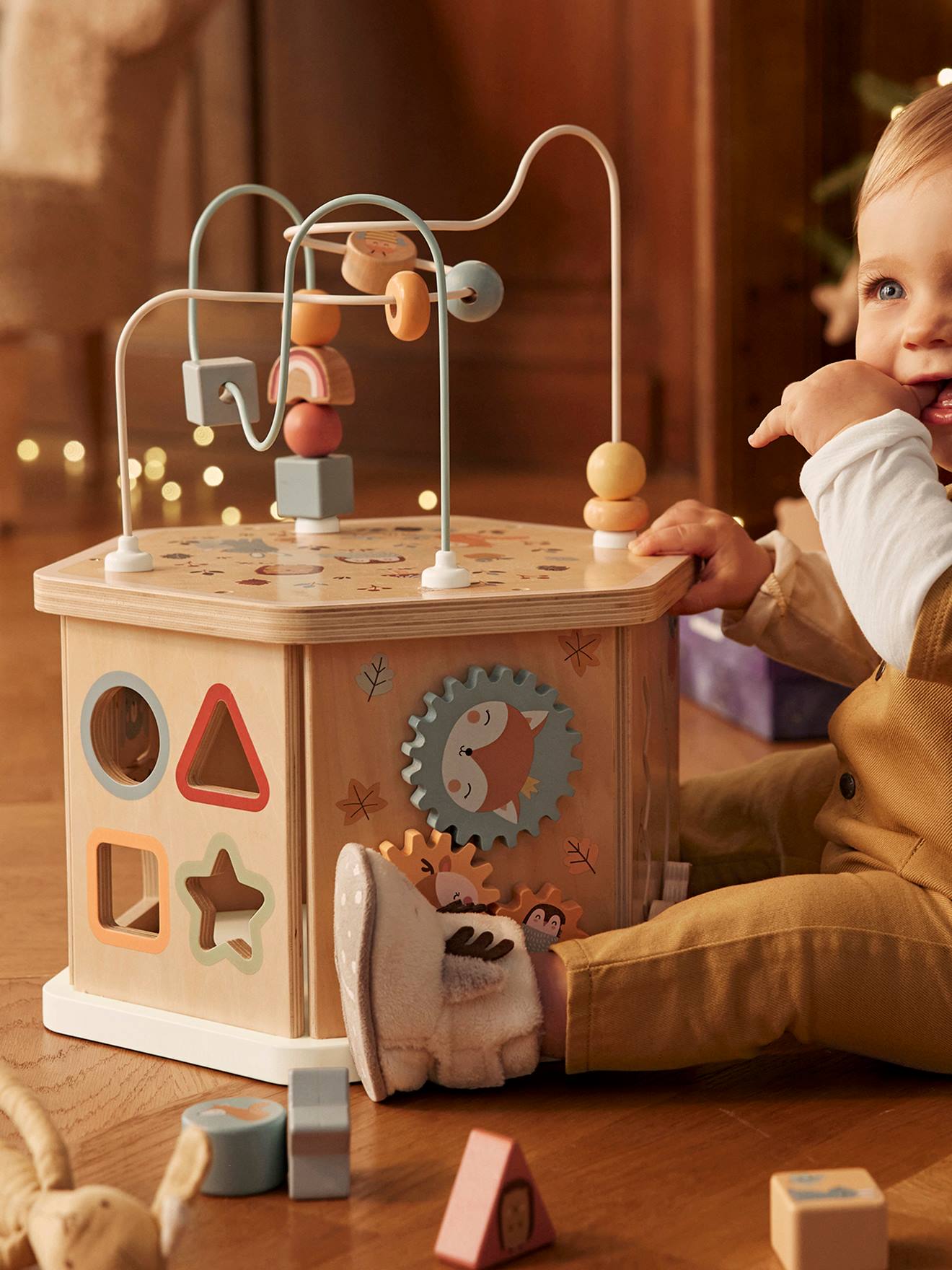 Grand cube d'activités hexagonal Les amis de la forêt en bois FSC® beige