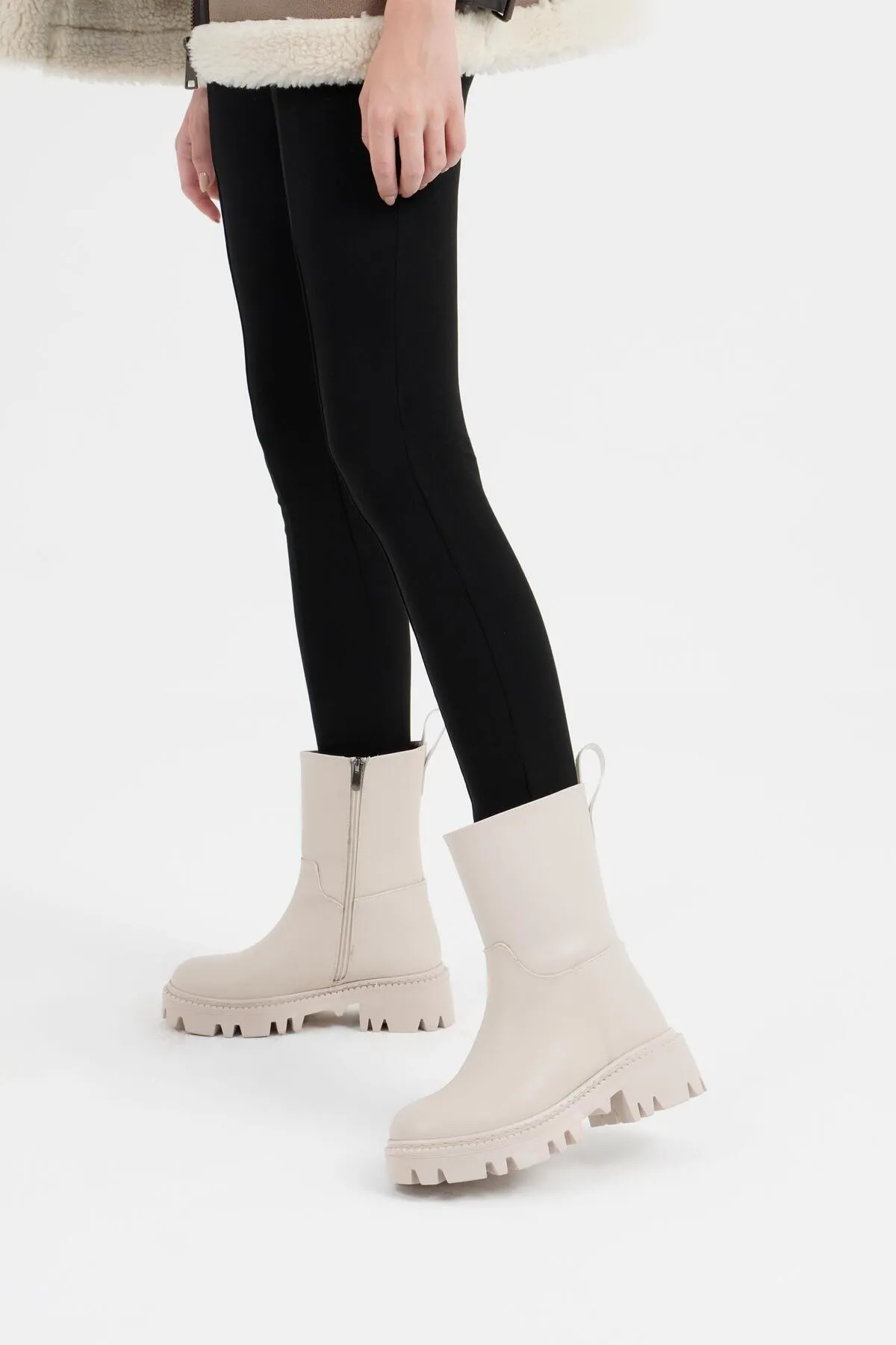 CZ London  Damenstiefel ohne Schnürsenkel, flaches, langes Modell mit gezahnter Sohle