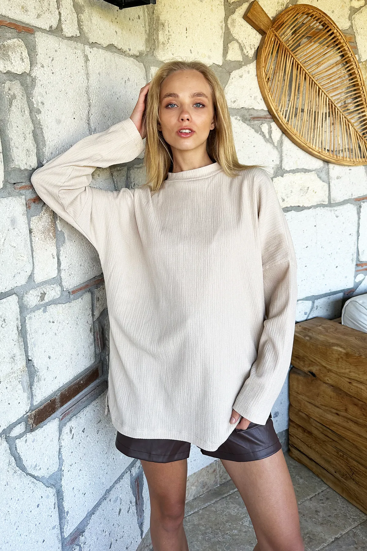 Trend Alaçatı Stili  Beigefarbene, saisonale Basic-Bluse für Damen mit Rundhalsausschnitt und Seitenschlitzen in Übergröße ALC-X9035