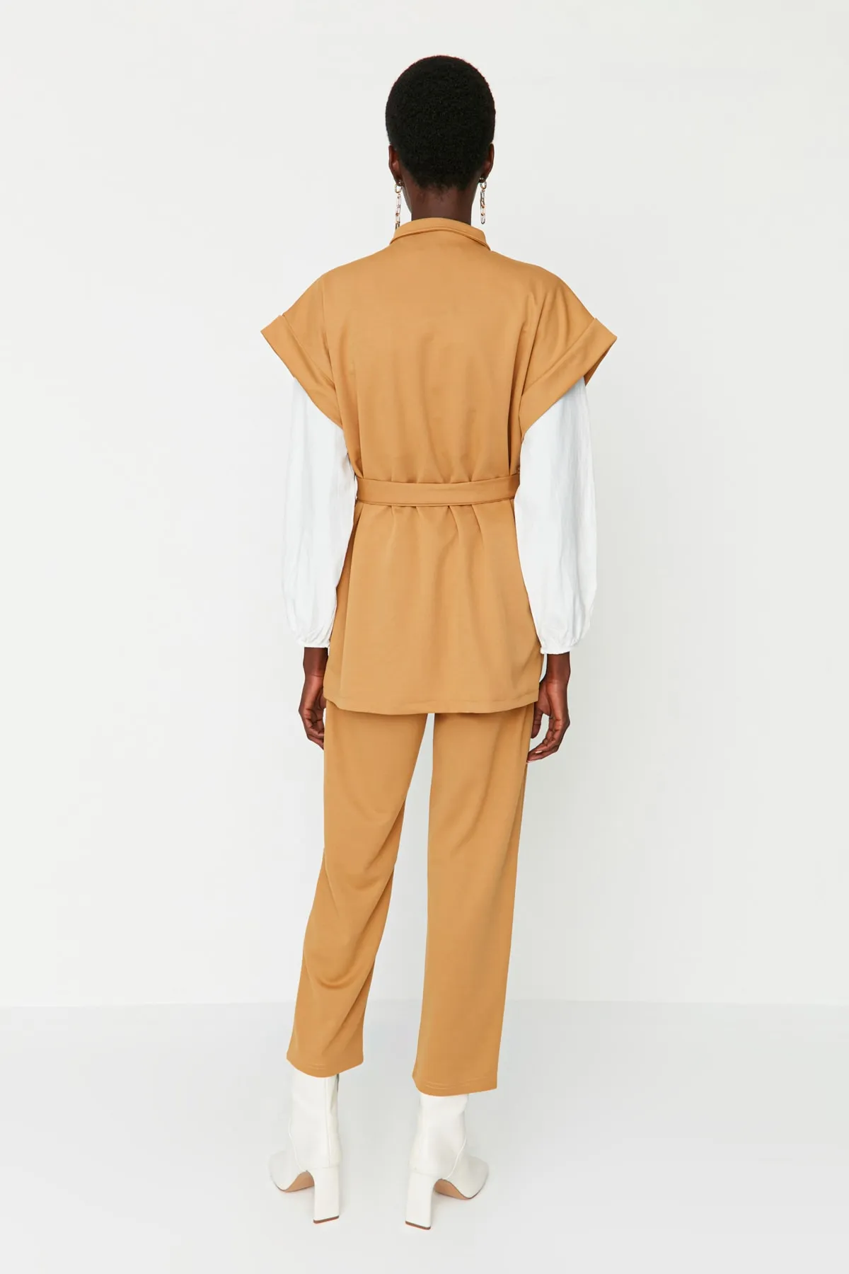 Trendyol Modest  Kamelfarbener Scuba-Westen-Hosen-Strickanzug mit Taillenschnürung TCTAW23US00167