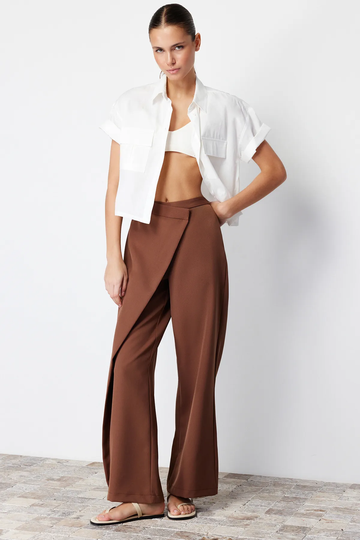Trendyol Collection  Braune Webhose mit weitem Bein und Kreuzverschluss-Detail TWOSS24PL00092