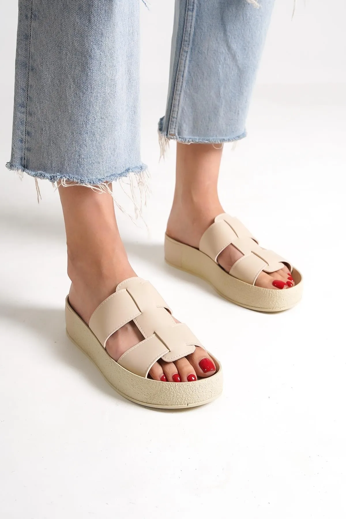 Capone Outfitters  Capone Gladiator Double Tape Bunte, detaillierte Keilabsatz-Beige-Damenhausschuhe