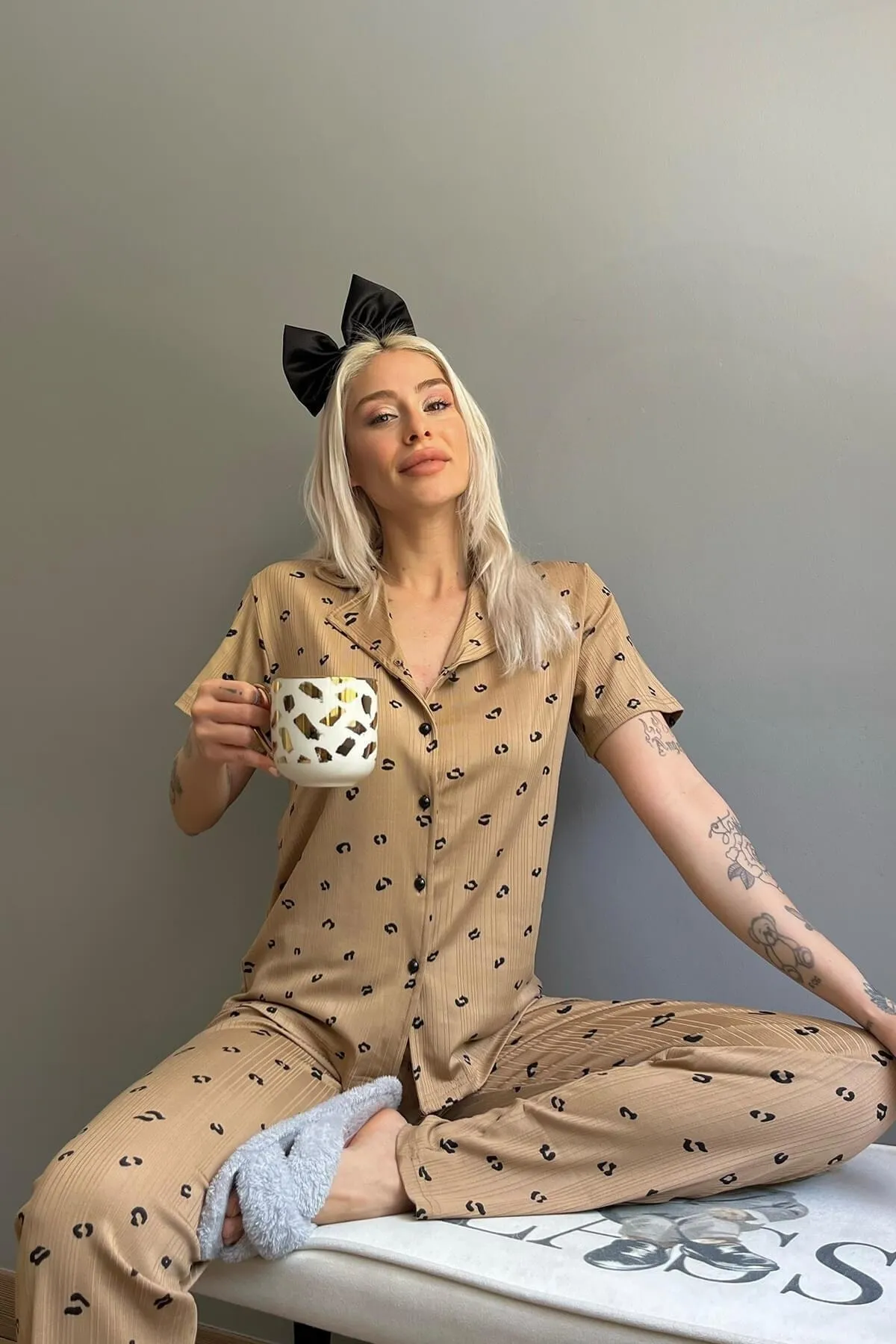 Pijamaevi  Braunes Kisses Damen-Pyjama-Set aus gestrickter Vorderseite mit Knöpfen und kurzen Ärmeln