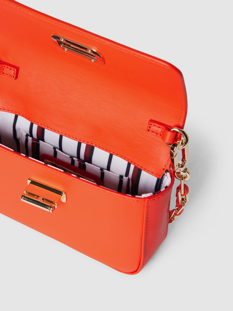Micro Bag mit Label-Applikation in metallic Modell 'HERO' in orange