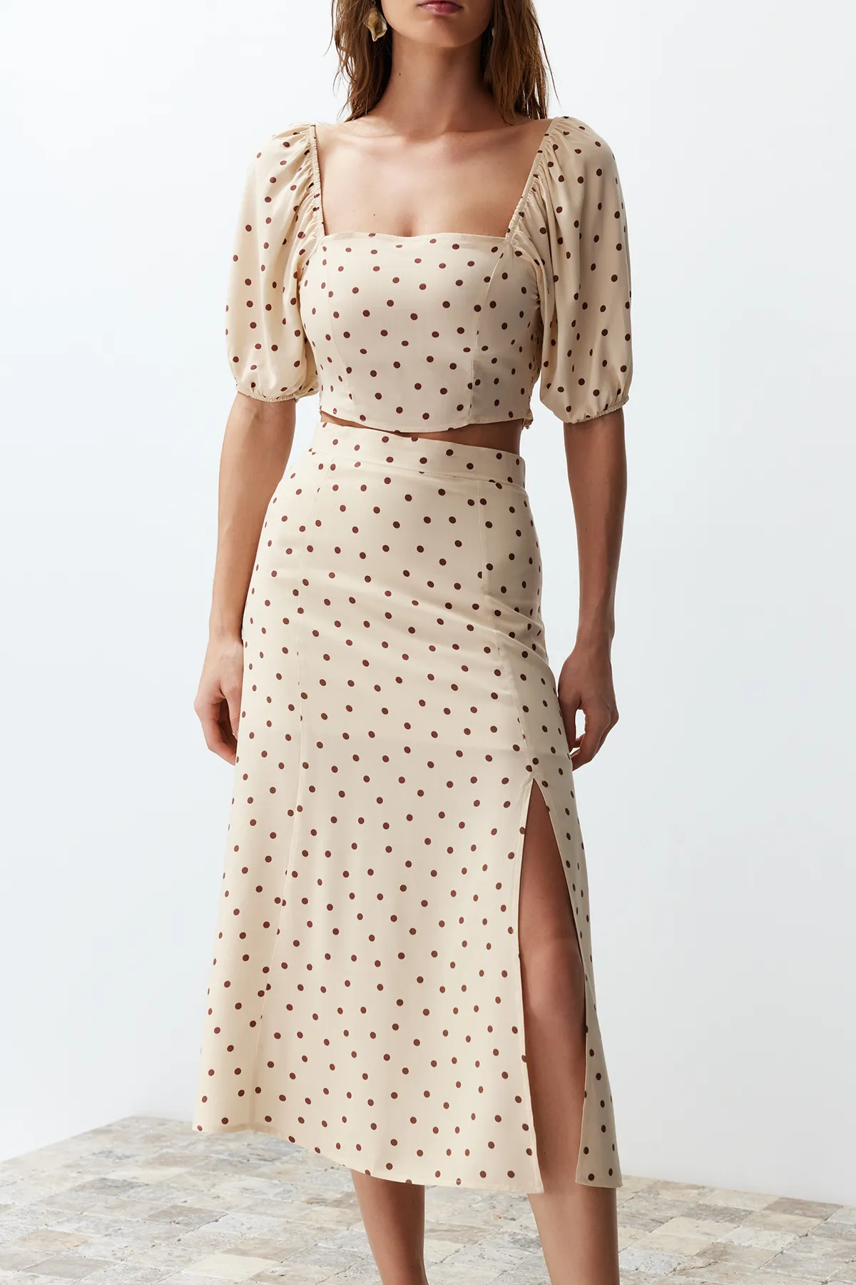 Trendyol Collection  Beiges geschlitztes Midi-Set aus Viskosegewebe mit Tupfenmuster, Oberteil und Unterteil TWOSS20AU0097
