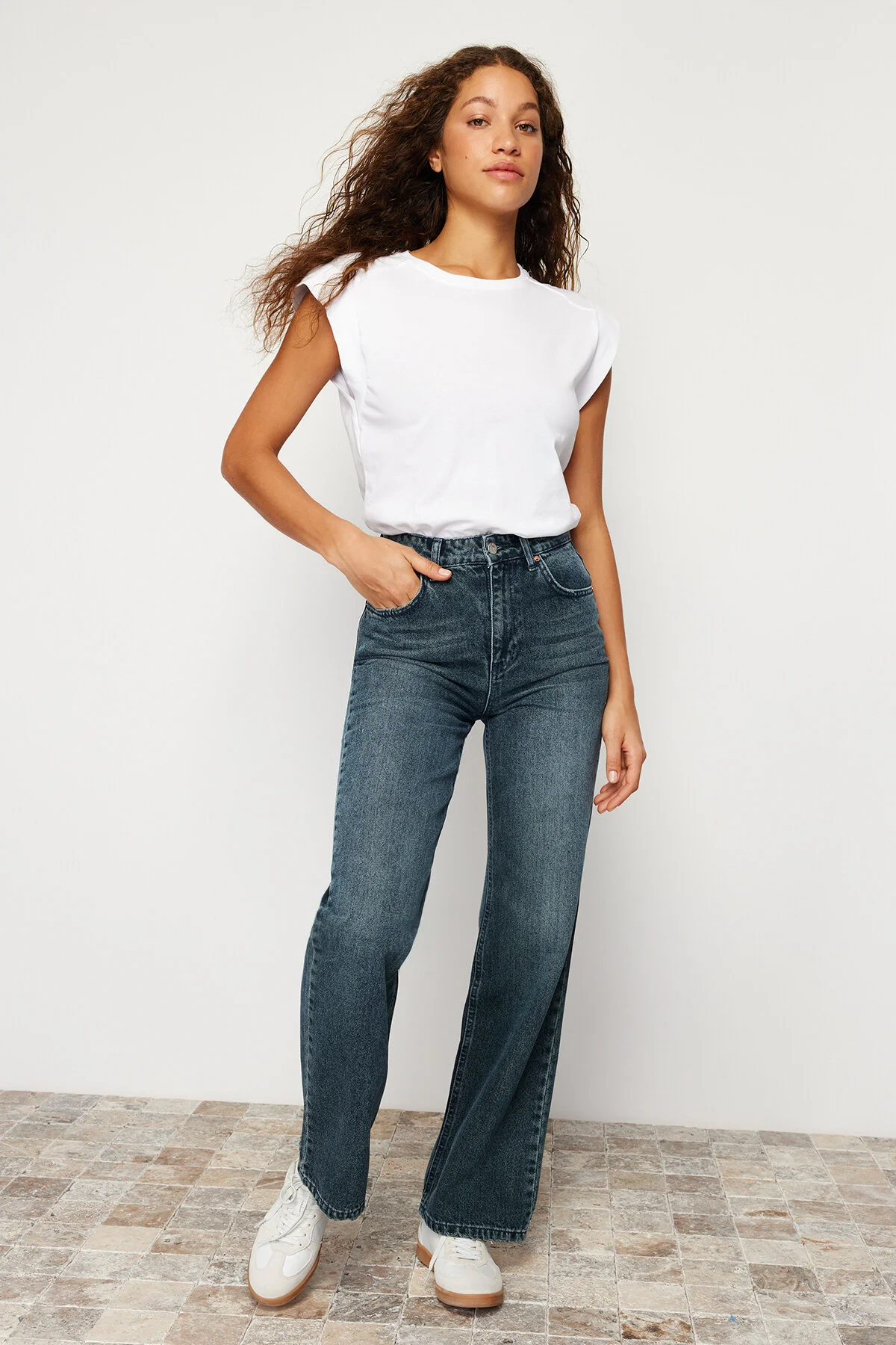 Trendyol Collection  Dunkelblaue Vintage-Jeans mit hoher Taille und weitem Bein und verblasstem Effekt TWOSS24JE00080