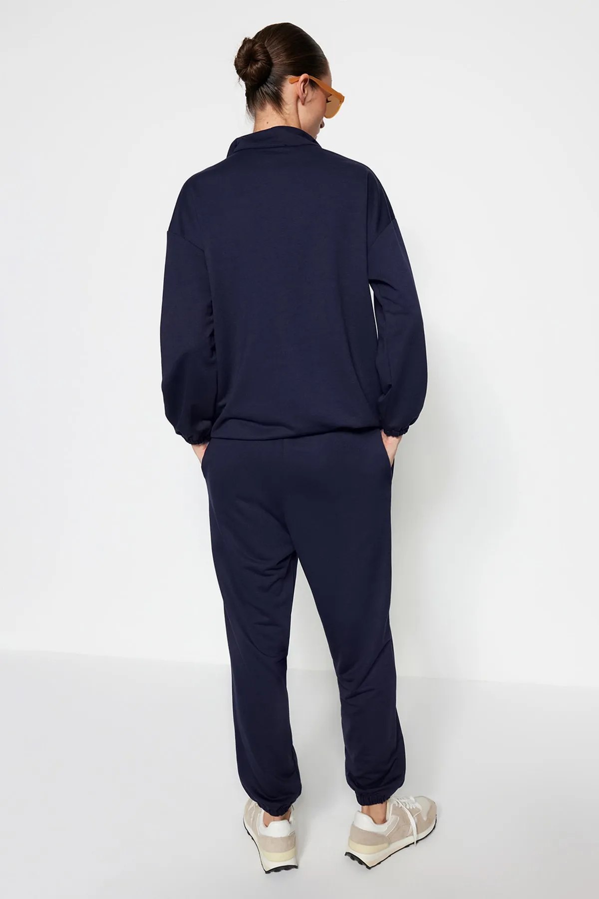 Trendyol Modest  Marineblaues Strick-Trainingsanzug-Set mit hohem Kragen und Kordelzug und Reißverschluss TCTAW22EN0051