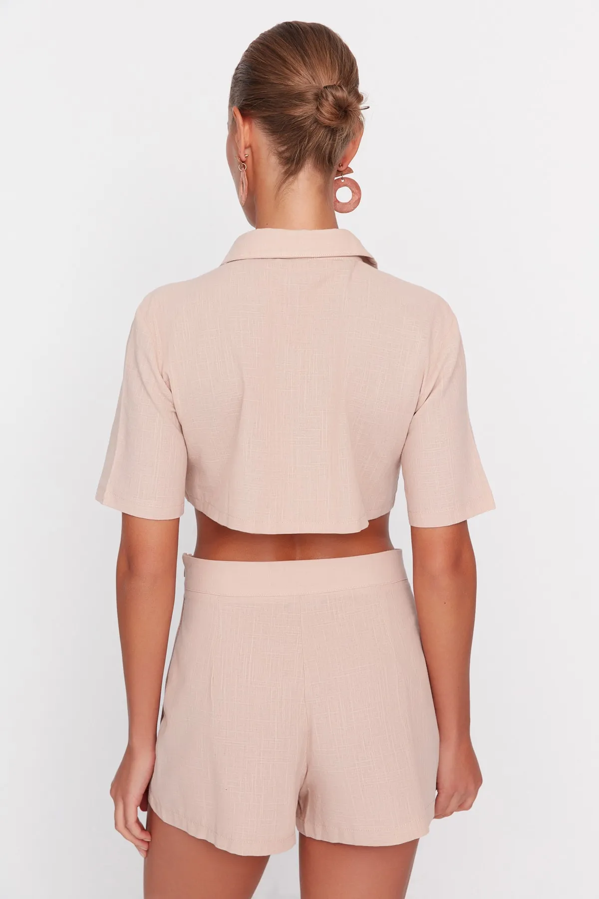 Trendyol Collection  Beiges Set aus Hemd und Shorts mit gewebter Tasche aus 100 % Baumwolle TBESS22AU00007