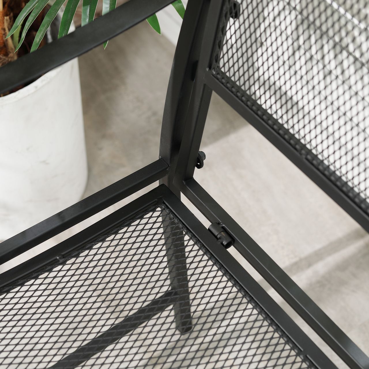 Outsunny Gartenbank 2-Sitzer Parkbank Sitzbank Terrassenbank bis 220 kg belastbar mit Rückenlehnen Metall Schwarz 113 x 58 x 98 cm