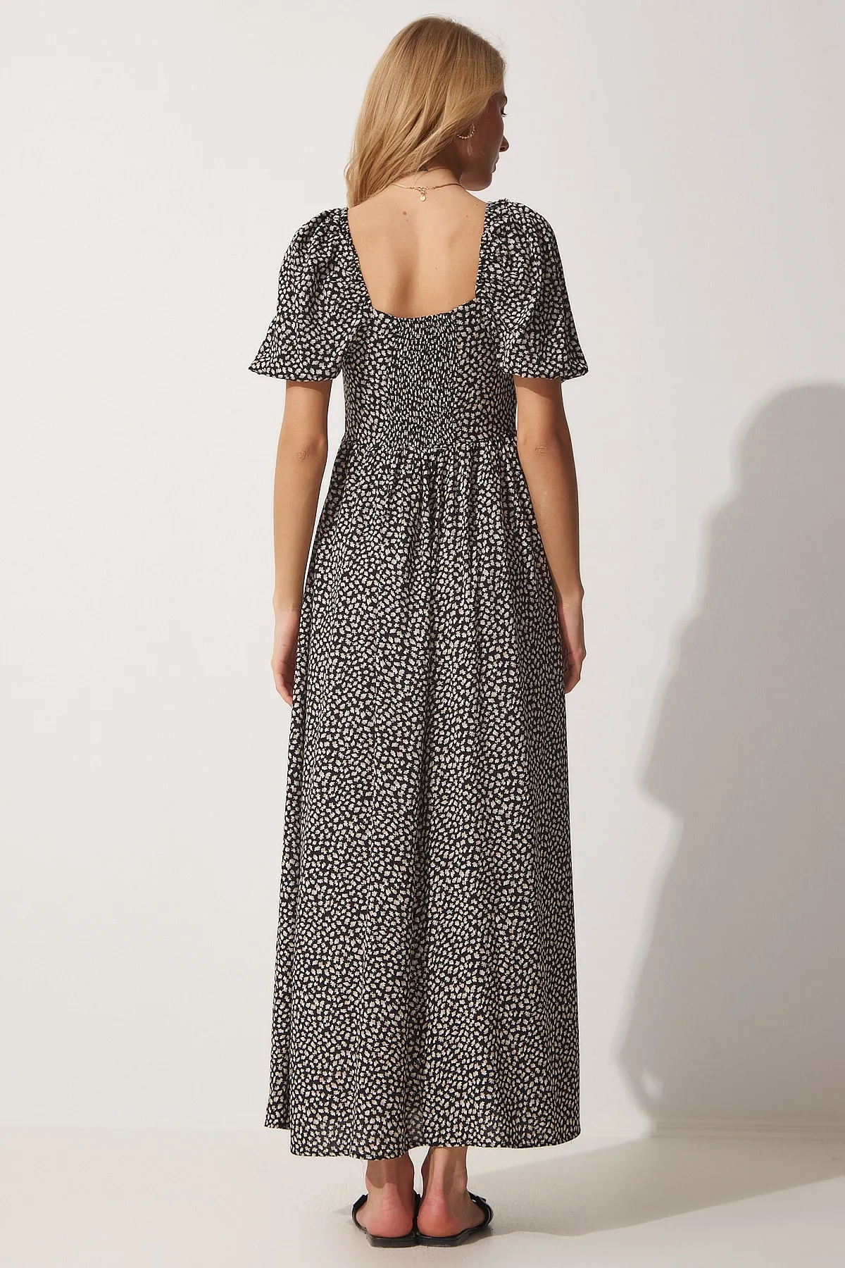 Happiness İstanbul  Schwarzes Damen-Sommerkleid mit Carmenkragen und Blumenmuster DK00151