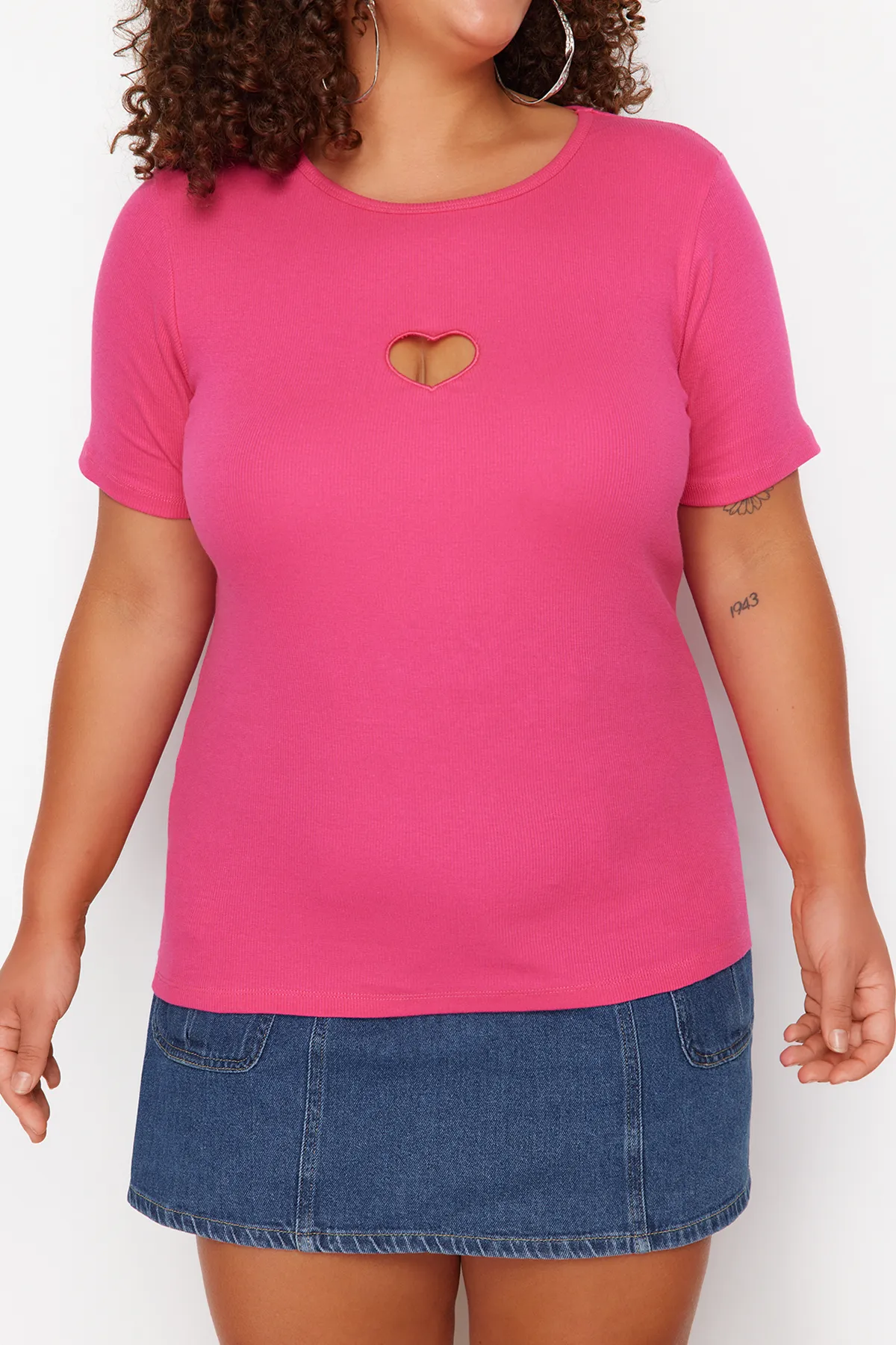 Trendyol Curve  Rosa T-Shirt aus Rippstrick mit Herzausschnitt und Cut-Out-Detail TBBSS24BF00006