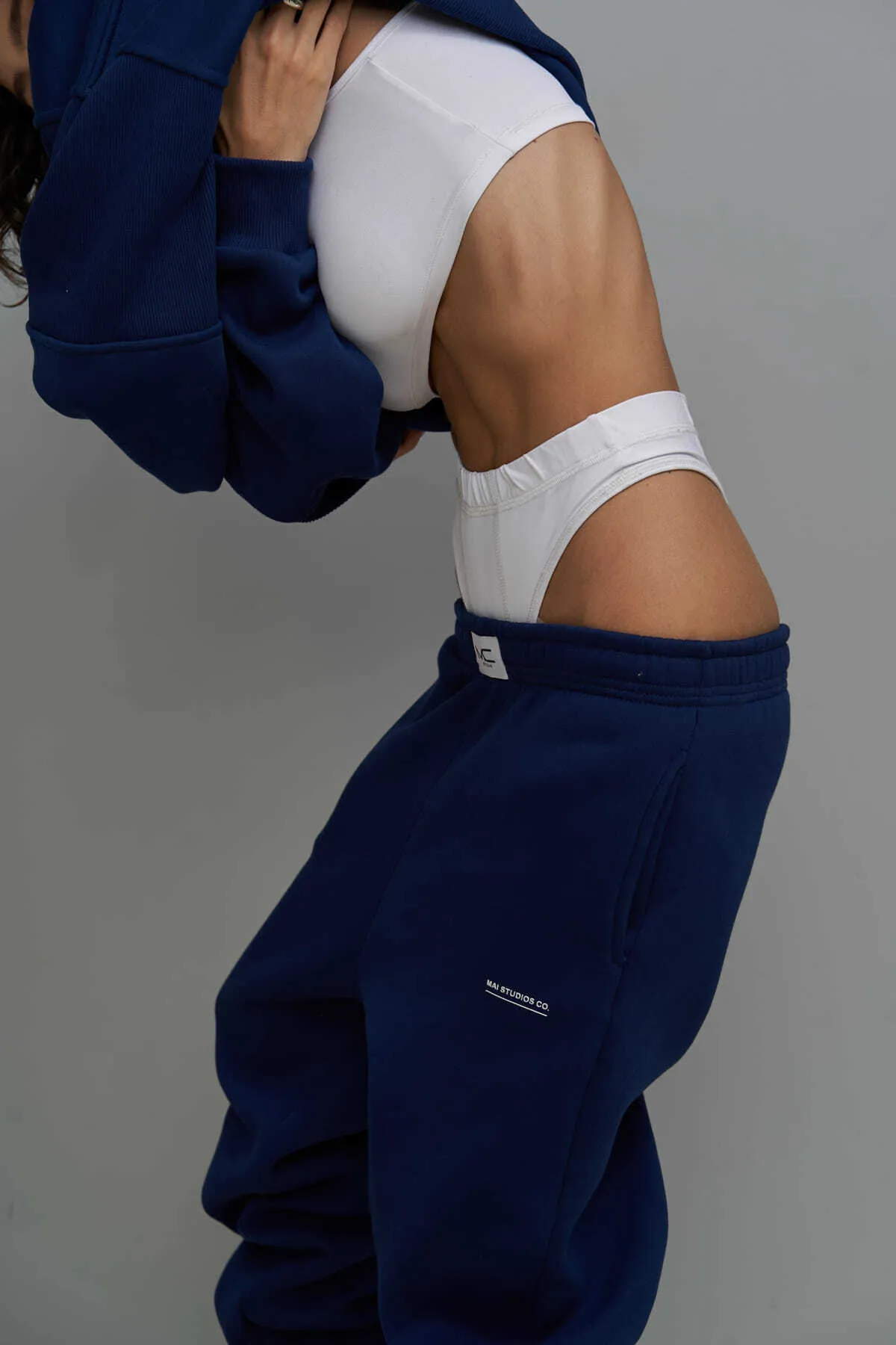 MAİ COLLECTİON  Marineblaues, übergroßes Trainingsanzug-Set von Mini Studio Co