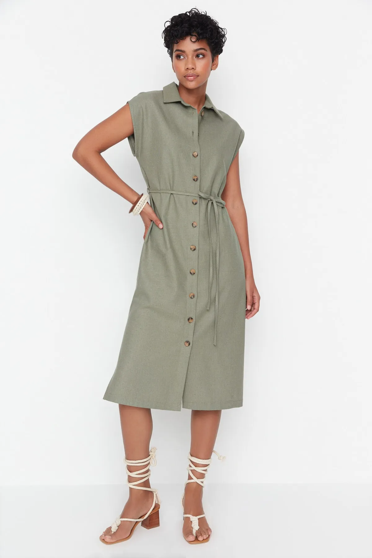 Trendyol Collection  Khakifarbenes, gewebtes Midi-Hemdkleid mit Gürtel TWOAW23EL00336