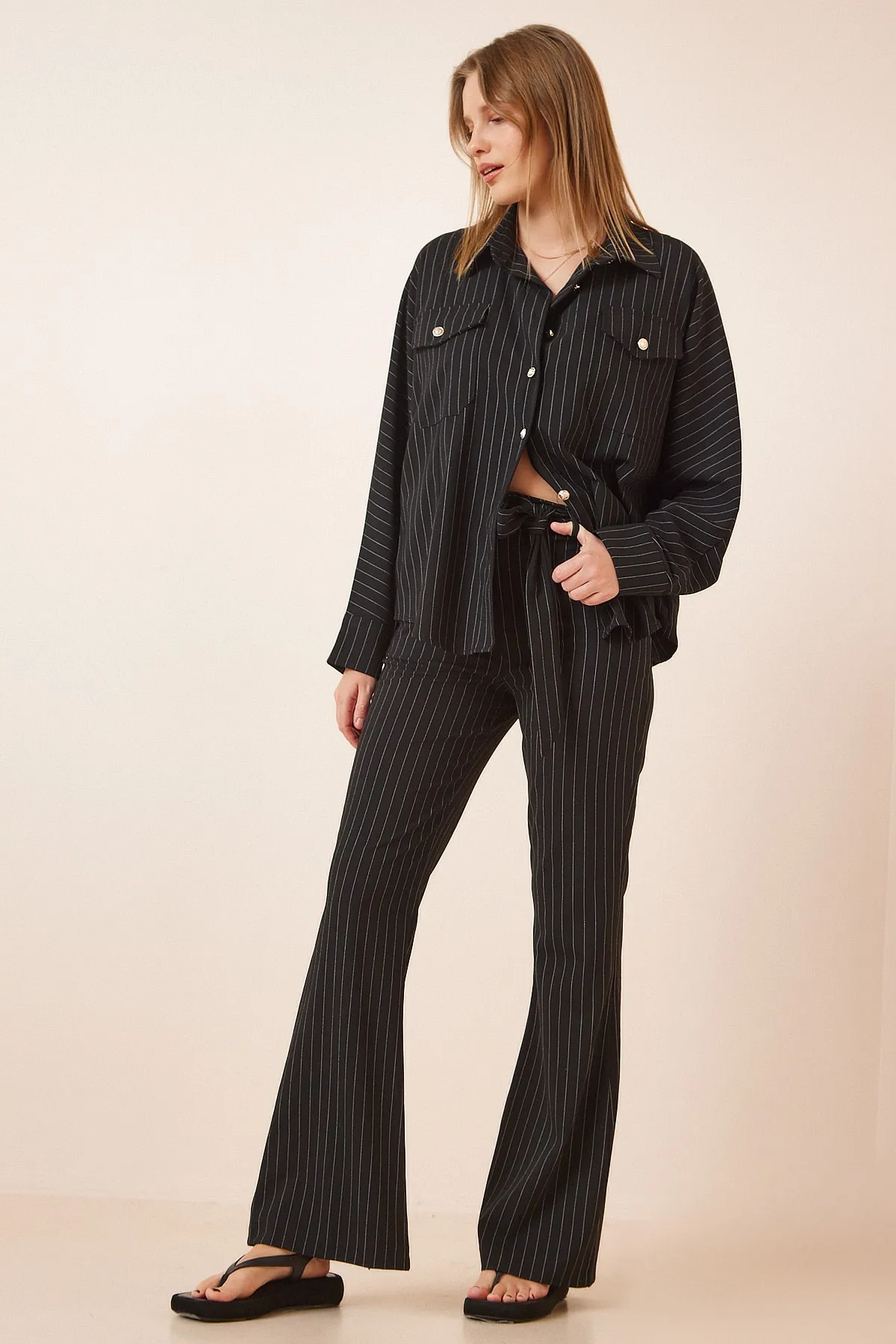 Happiness İstanbul  Schwarzes Strickset mit gestreiftem Hemd und Hose für Damen FN03022
