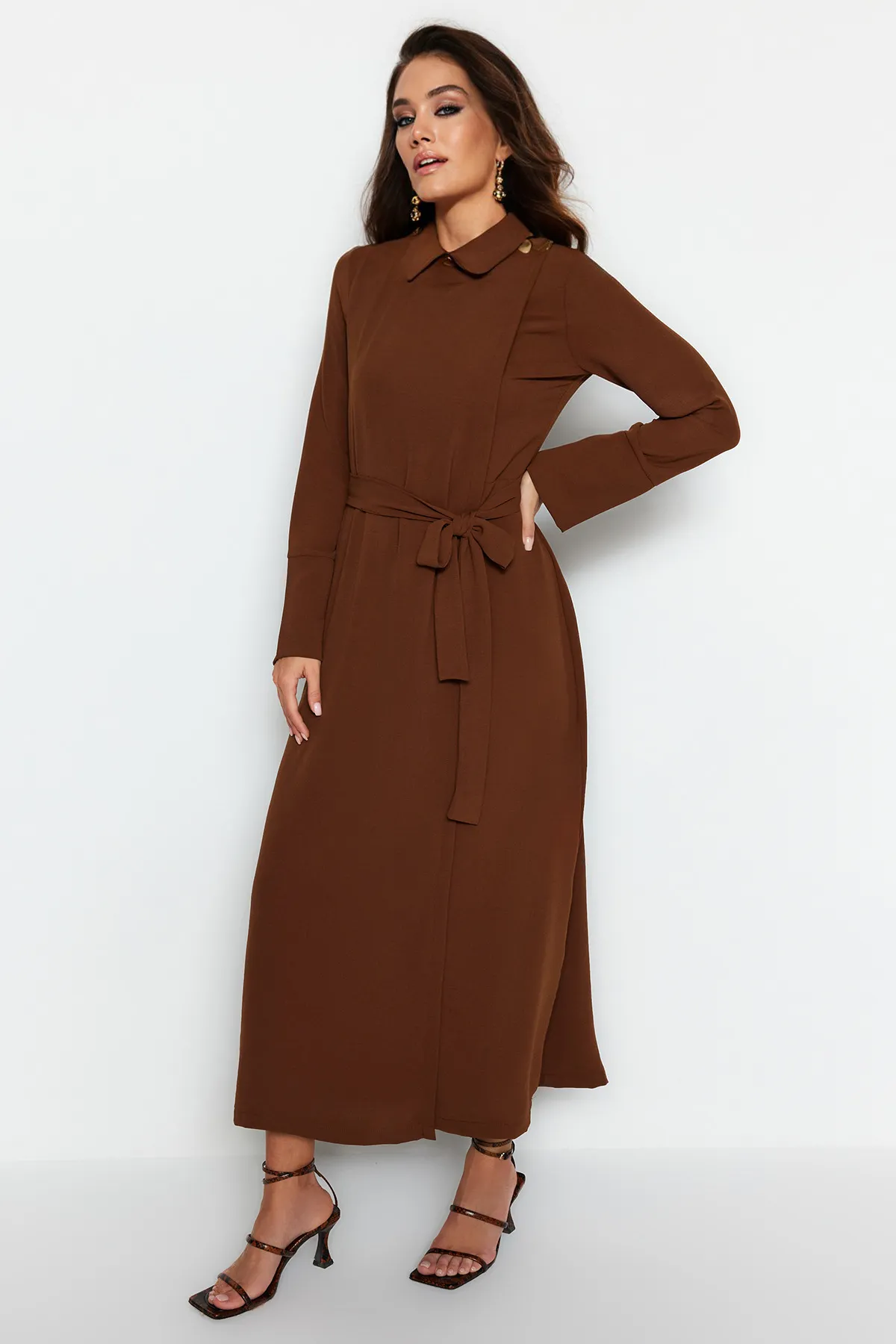Trendyol Modest  Dunkelbraunes Aerobin-Maxi-Webkleid mit Gürtel TCTAW24EB00070