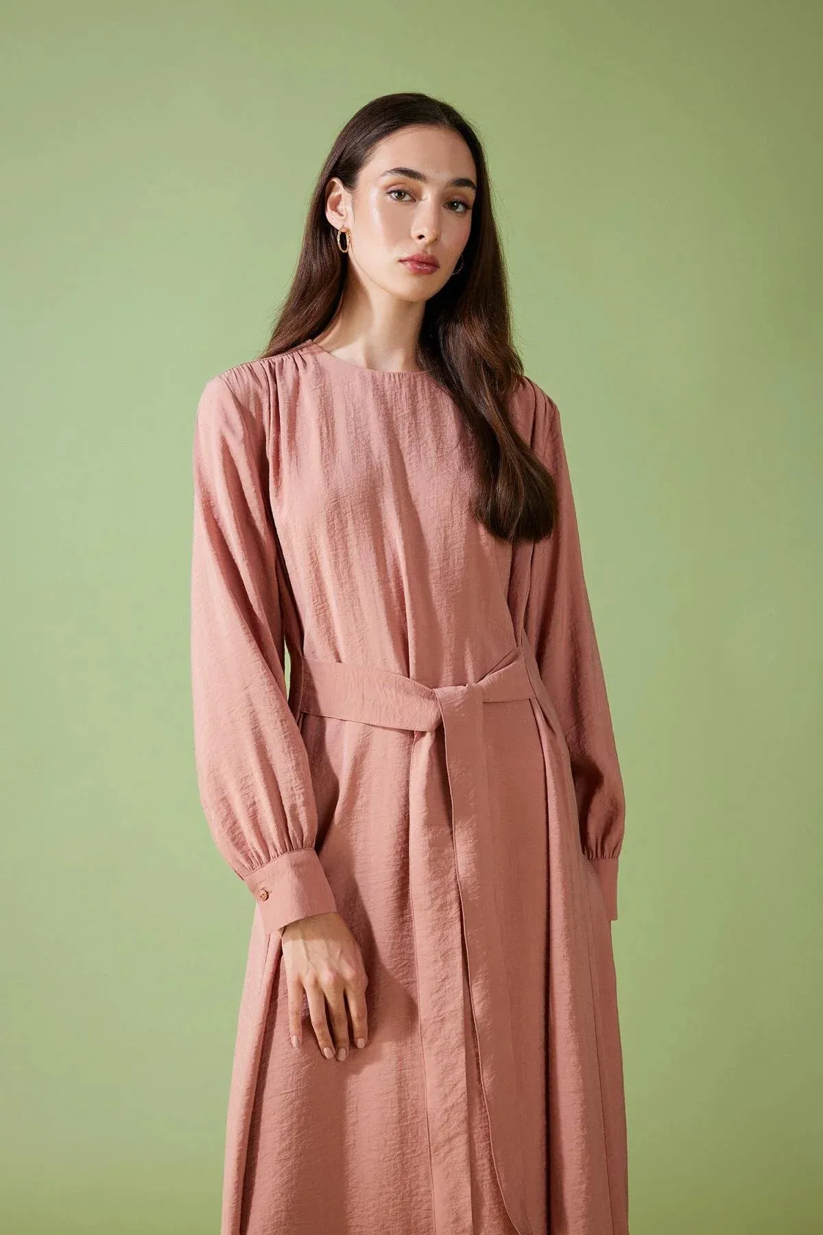 DeFacto  Langärmliges Kleid mit normaler Passform und Rundhalsausschnitt A8904ax23hs