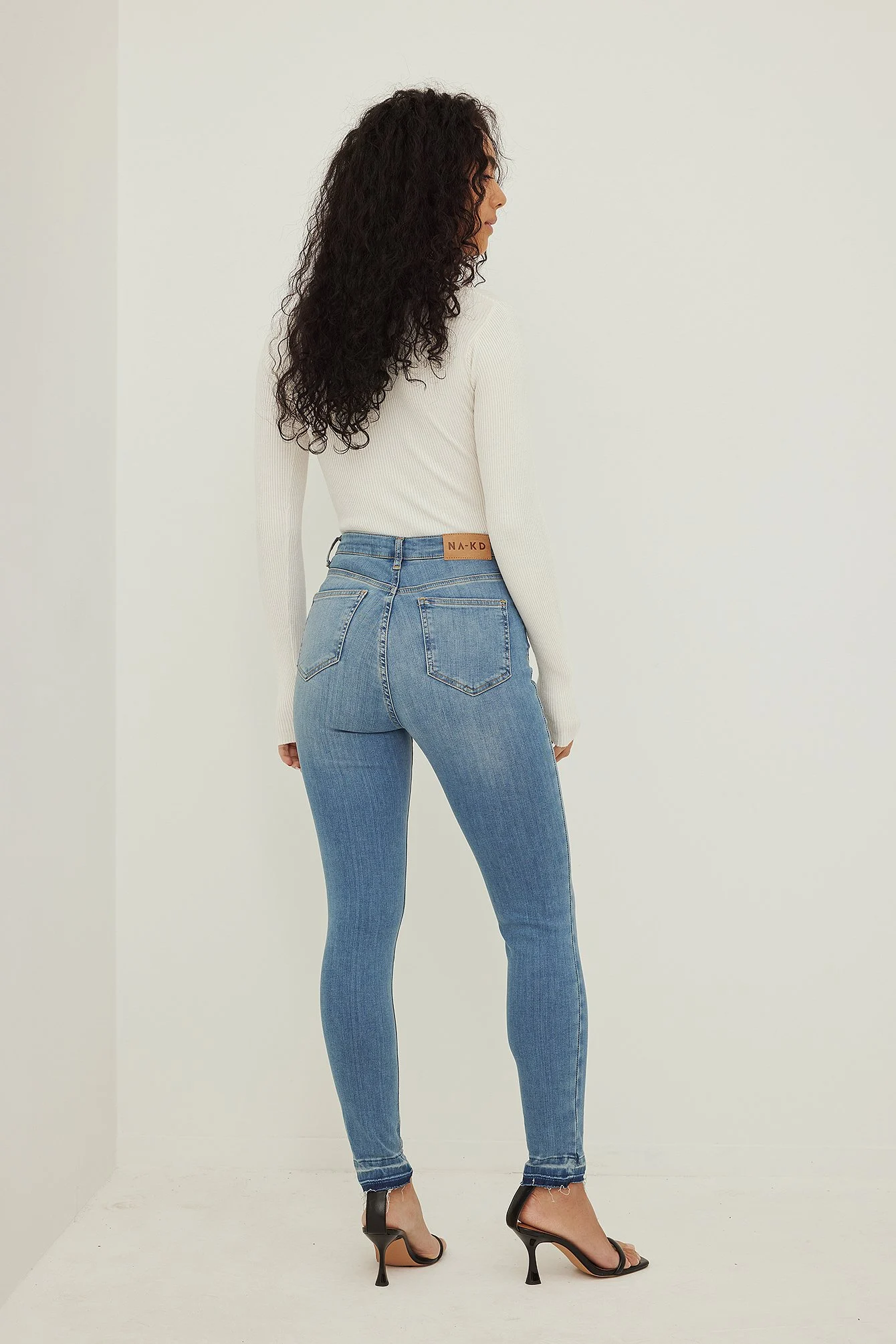 Skinny Jeans mit offenem Saum und hoher Taille