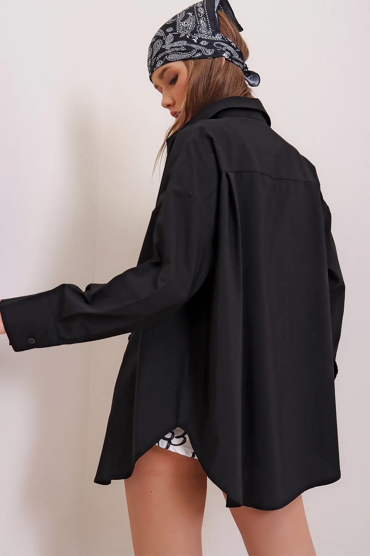 Trend Alaçatı Stili  Schwarzes, übergroßes, langes, gewebtes Hemd für Damen ALC-X6828