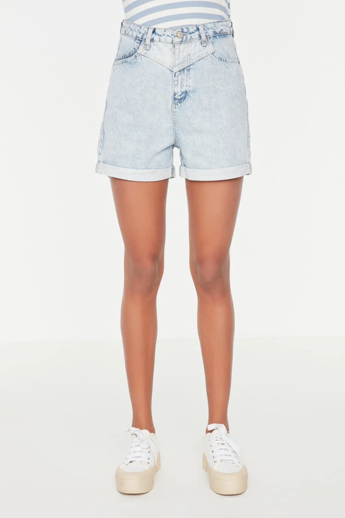 Trendyol Collection  Blaue Jeansshorts mit hoher Taille TWOSS21SR0435